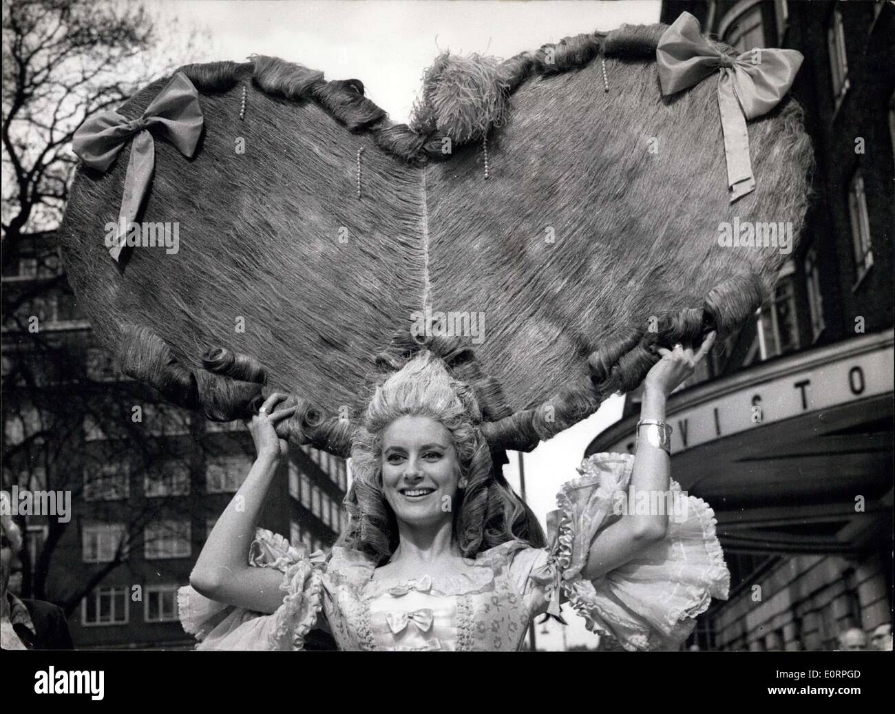 Avril 18, 1960 - Dix-huitième siècle Coiffure - cinq pieds de large : les aperçus de la démonstration de style à la conférence annuelle de coiffeurs ont eu lieu à Londres hier. Voici vingt ans, Mme Cherry Vaughton géant portant une perruque en poudre produit par M. Joseph A. Pols, et ce qui lui a pris 14 jours à faire. Banque D'Images