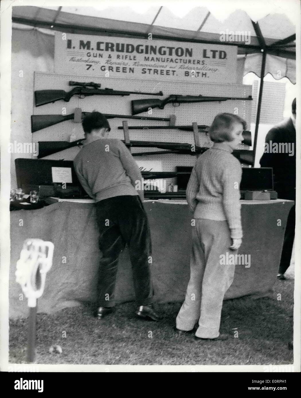 Avril 22, 1960 - 22-4-60 La Reine et les enfants faire du shopping à Badminton. Le Prince Charles et les canons. Sa Majesté la Reine accompagnée par le Prince Charles et la Princesse Anne allés magasiner au Badminton Horse Trials boutiques aujourd'hui. Photo : Keystone montre Prince Charles est très intéressé par l'affichage des armes sur une des boutiques au Badminton aujourd'hui. Banque D'Images