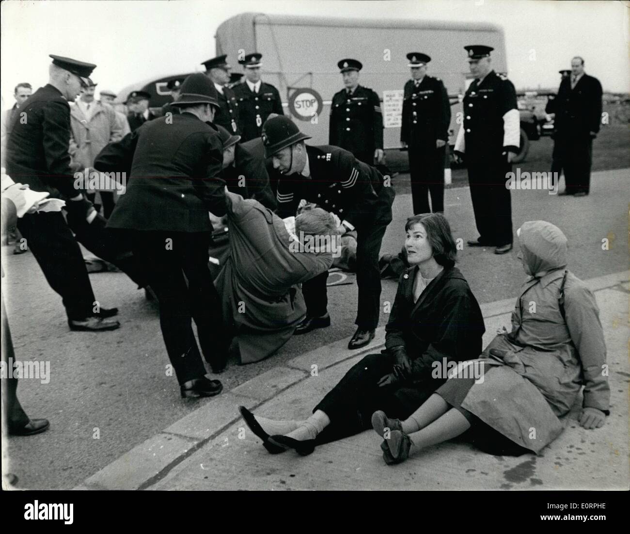 Avril 26, 1960 - 26-4-60 Anti-Nuclear démonstration d'armes. Ils sont enlevés par la police. Vingt et un manifestants ont choisi d'aller en prison hier pour une semaine au lieu de payer &pound;2 amendes imposées pour avoir participé à une manifestation contre les armes nucléaires, aux abords de l'Atomic Weapons Research Establishment sur Foulness Island, près de Southend. Les manifestants, dont beaucoup de femmes laïques ou simplement assis sur la route menant à l'établissement et a dû être retiré par la police. Ils ont mis en place aucune résistance. Photo : Keystone montre deux des manifestants, Mme Banque D'Images