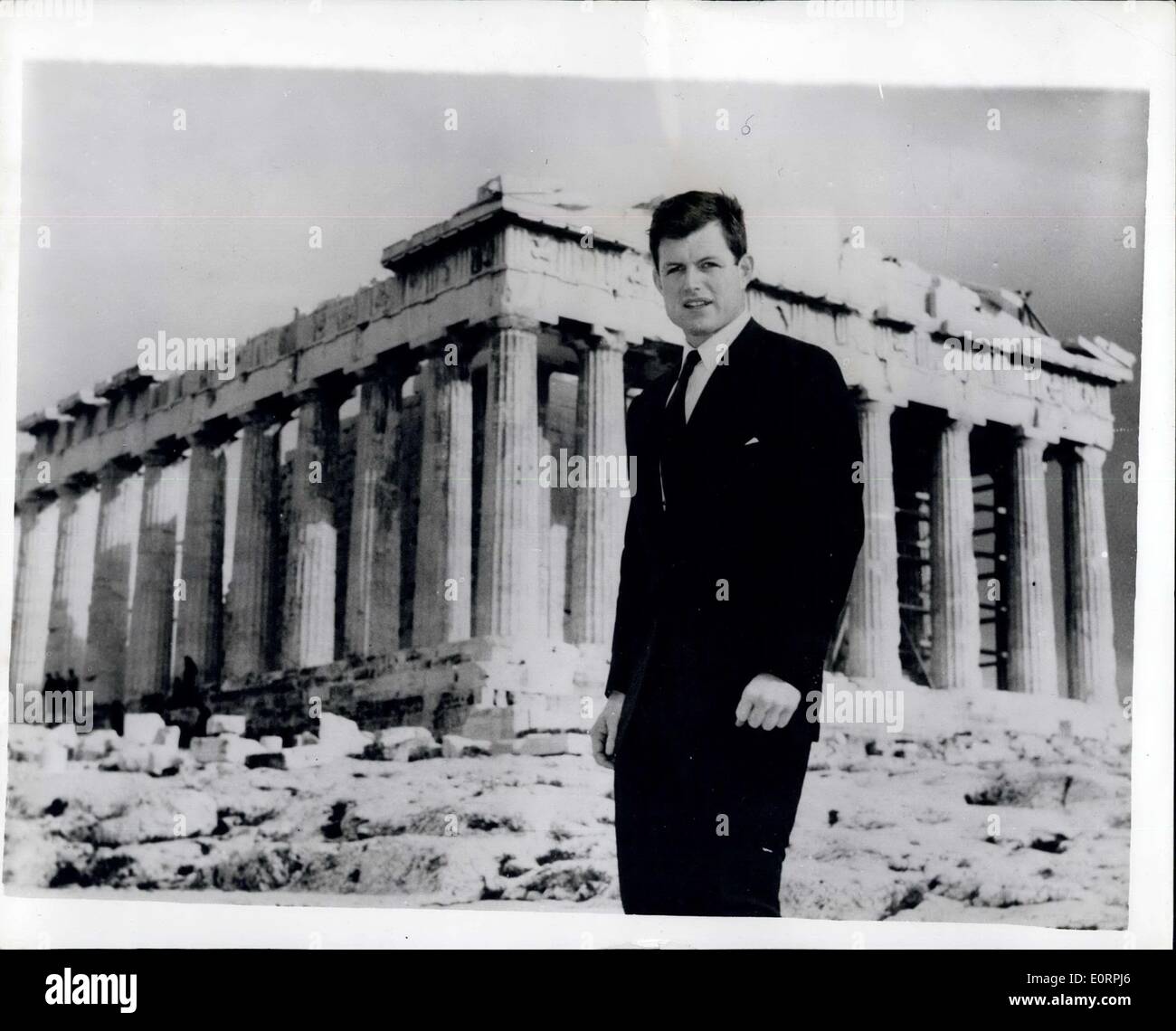 02 mai 1960 - Plus Jeune Kennedy à Athènes : Edward Kennedy, le plus jeune frère de USA Président J.F. Kennedy, arrivé récemment lors d'une visite à Athènes. Photo montre Edward Kennedy dans le panthéon de la police dans l'Athènes au cours de sa visite. Banque D'Images