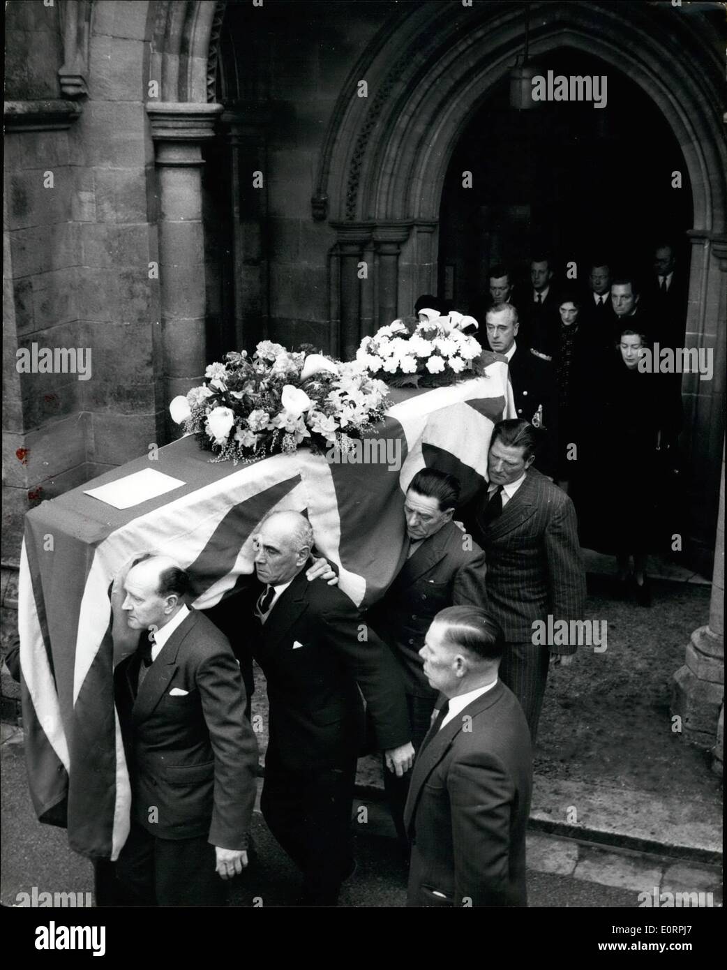 Le 26 février 1960 - 26-2-60. Lady Mountbatten est enterré en mer alors qu'elle avait demandé. À la suite d'un service à l'abbaye de Romsey le corps de la comtesse Mountbatten de Birmanie a été prise à Portsmouth où il a été pris à bord de la frégate H.M.S. Pour l'inhumation oscille en mer d'aujourd'hui. Photo montre : Le cercueil est porté à partir de l'abbaye de Romsey en route pour Portsmouth. Après le cortège sont Comte Mountbatten, ses deux filles, Lady Brabourne et Lady Pamela Hicks avec d'autres membres de la famille. Banque D'Images Le 26 février 1960 - 26-2-60. Lady Mountbatten est enterré en mer alors qu'elle avait demandé. À la suite d'un service à l'abbaye de Romsey le corps de la comtesse Mountbatten de Birmanie a été prise à Portsmouth où il a été pris à bord de la frégate H.M.S. Pour l'inhumation oscille en mer d'aujourd'hui. Photo montre : Le cercueil est porté à partir de l'abbaye de Romsey en route pour Portsmouth. Après le cortège sont Comte Mountbatten, ses deux filles, Lady Brabourne et Lady Pamela Hicks avec d'autres membres de la famille. Banque D'Images