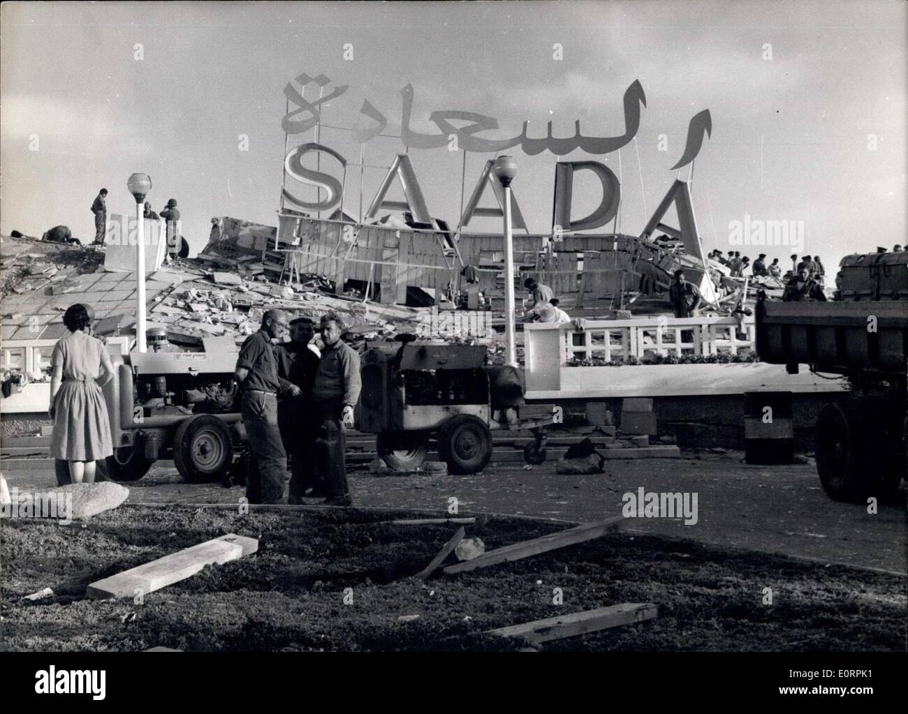Mars 02, 1960 - Tremblement de terre détruit Agadir : La photo montre la ruine de l'hôtel Saada, une des plus modernes au Maroc. Dans cet hôtel bien connu des touristes britanniques une anglaise est enfermée dans sa salle de bain, des équipes de sauvetage sont d'essayer de monter à travers un chaos de briques et de ruines. Banque D'Images
