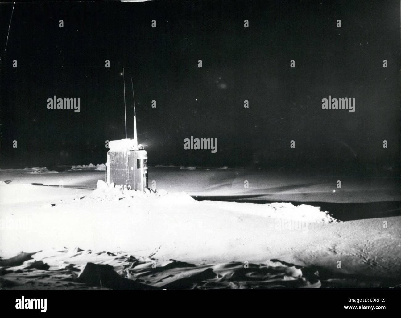 Mar. 03, 1960 - dans la glace du pôle Nord. : Le sous-marin atomique américain ''argo'' (SARGO) a découvert un trou par lequel il pourrait venir à la surface. C'est comment cette photo a été prise d'un sous-marin tower dans le désert blanc. Le ''Sargo'' est le troisième sous-marin atomique à avoir traversé le Pôle Nord sous la glace. Les voyages ont été d'une grande importance pour la science. Banque D'Images