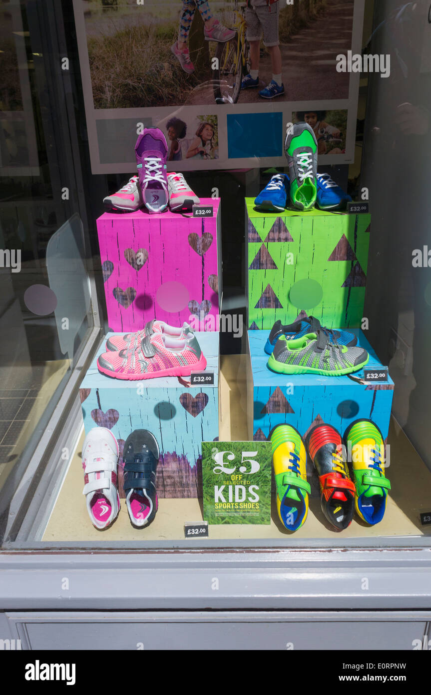 Les chaussures pour enfants dans un magasin de chaussures vitrine, England, UK Banque D'Images