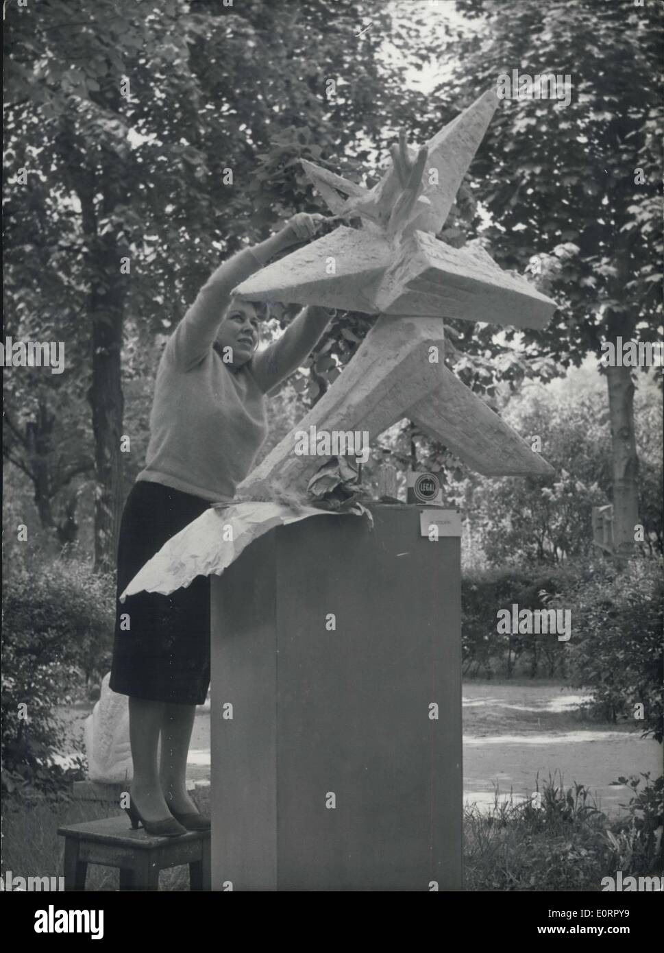Le 04 mai 1960 - Exposition de sculpture ''Jeunes'' ouvre à Paris : l'exposition annuelle de ''Jeunes'' est ouverte à l'Muusee Rodin, Paris, aujourd'hui. La photo montre l'un des jeunes artistes, Me Colvin mettre quelques touches de finition pour ses sculptures, intitulé ''La Croix du Sud' Banque D'Images