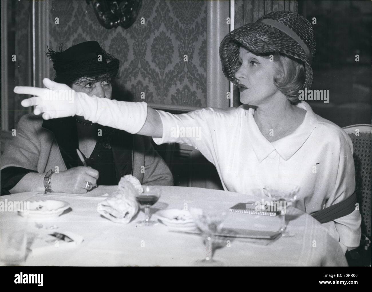 Mai 05, 1960 - Marlene Dietrich à Munich : Avec une sombre étroitement lié scarfe autour de son corps afin de garder son épaule blessée de déménagement, Marlene Dietrich (Marlene Dietrich) a donné une interview à certains journalistes dans un hôtel de Munich le 26 mai 1960. La capitale bavaroise a été la dernière étape de sa tournée à travers l'Allemagne. Photo montre Marlene Dietrich au cours de la conférence de presse. Banque D'Images