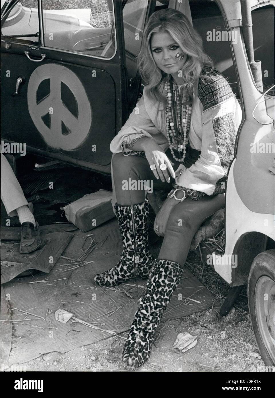 Mai 05, 1960 - Rome, novembre 1967 - Belle blonde actrice Julie équitable dans le film ''Le Prophète'' dans lequel elle apparaît comme une belle jeune fille hippie ( !). Le film a été tourné dans le ghiipy.un camp près de Rome Banque D'Images