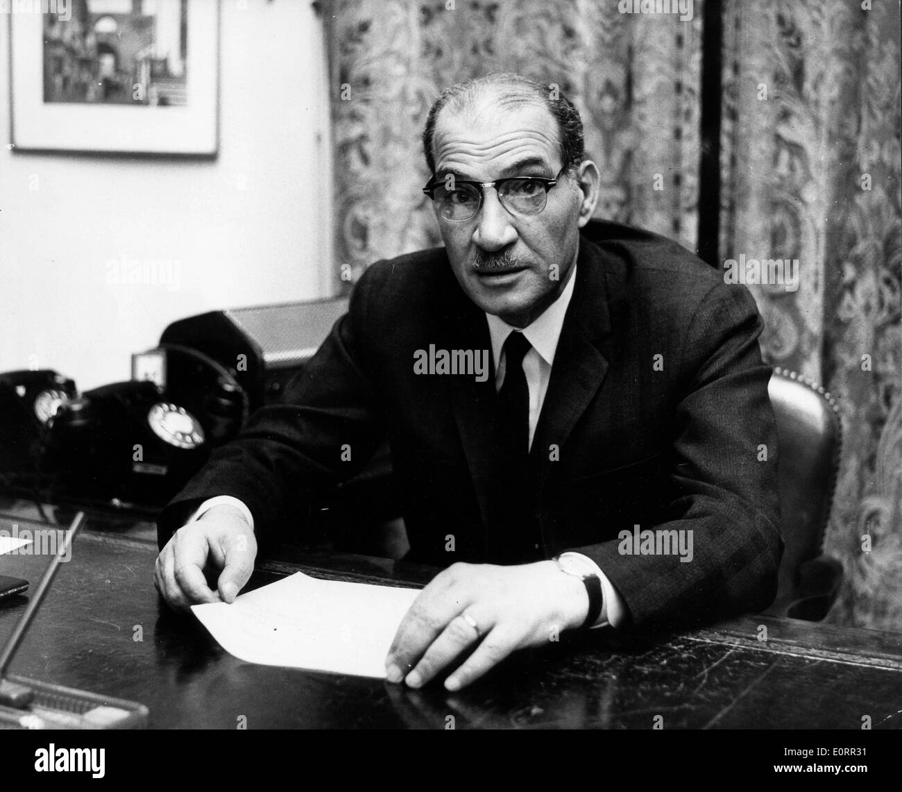 L'ambassadeur Hassan Elfiky à son bureau. Banque D'Images