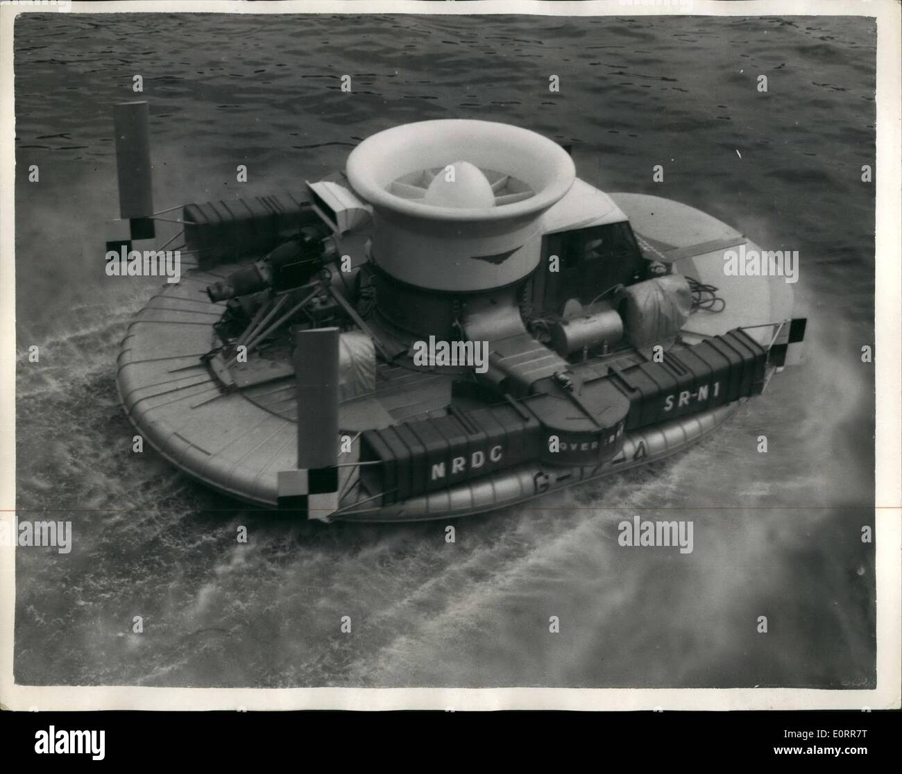 Mai 05, 1960 - La ''Hovercraft'' montre l'épreuve sur la Tamise. Démonstration pour M.P et les premiers ministres du Commonwealth : le SR-N1 ont profité de l'aéroglisseur de l'épreuve cet après-midi sur la Tamise - devant les Chambres du Parlement - pour M.P et les premiers ministres des pays du Commonwealth réunis. La démonstration est à espérer à 'ouvrir la voie à son utilisation éventuelle à des fins commerciales et autres'' Banque D'Images
