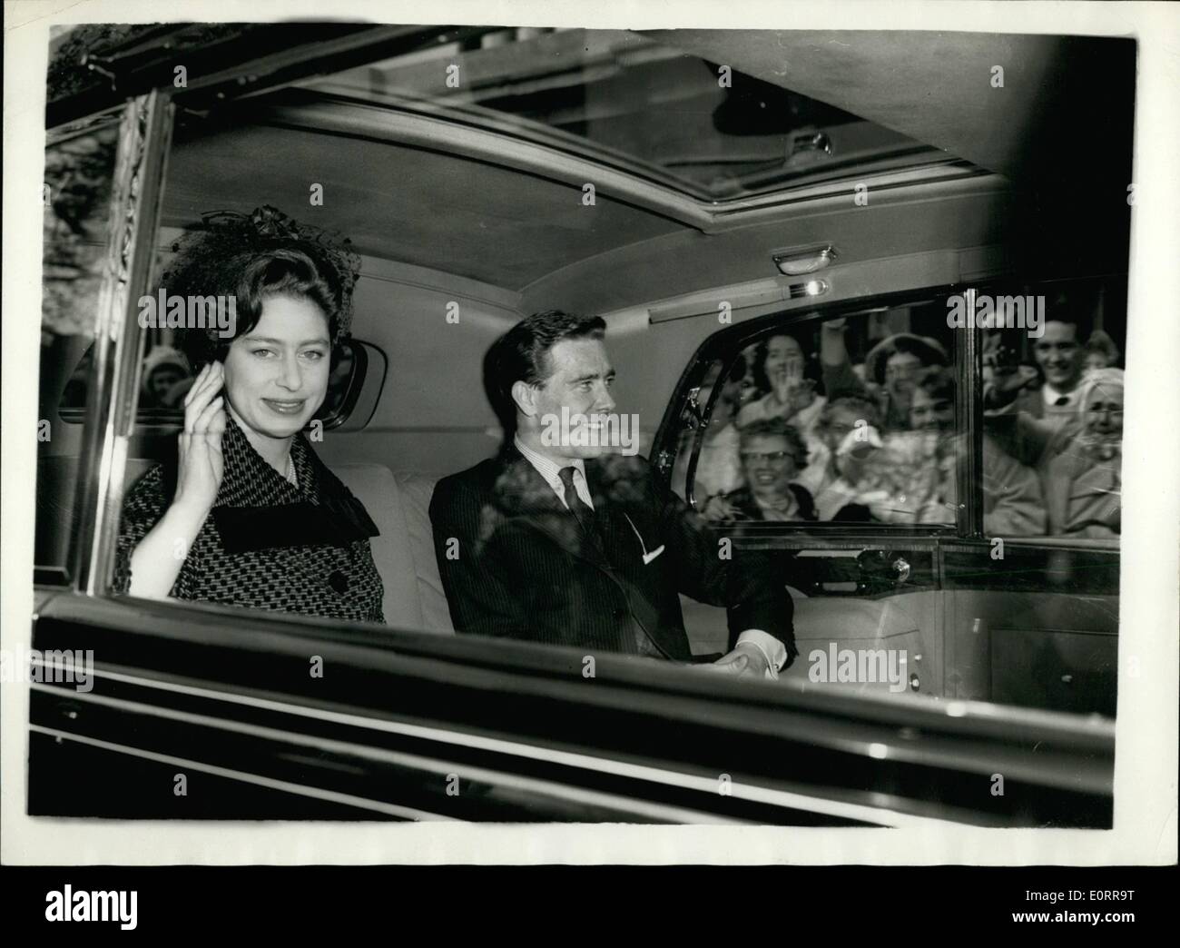 Mai 05, 1960 - répétition générale pour le Mariage Royal Princess Margaret et Husband-To-Être : la répétition générale de demain, le Mariage Royal a eu lieu cet après-midi à l'abbaye de Westminster. La photo montre la Princesse Margaret waves - comme elle a quitté la Clarence House pour l'abbaye de Westminster - avec son mari -à-être Anthony Armstrong Jones cet après-midi. Les spectateurs à travers la fenêtre. Banque D'Images