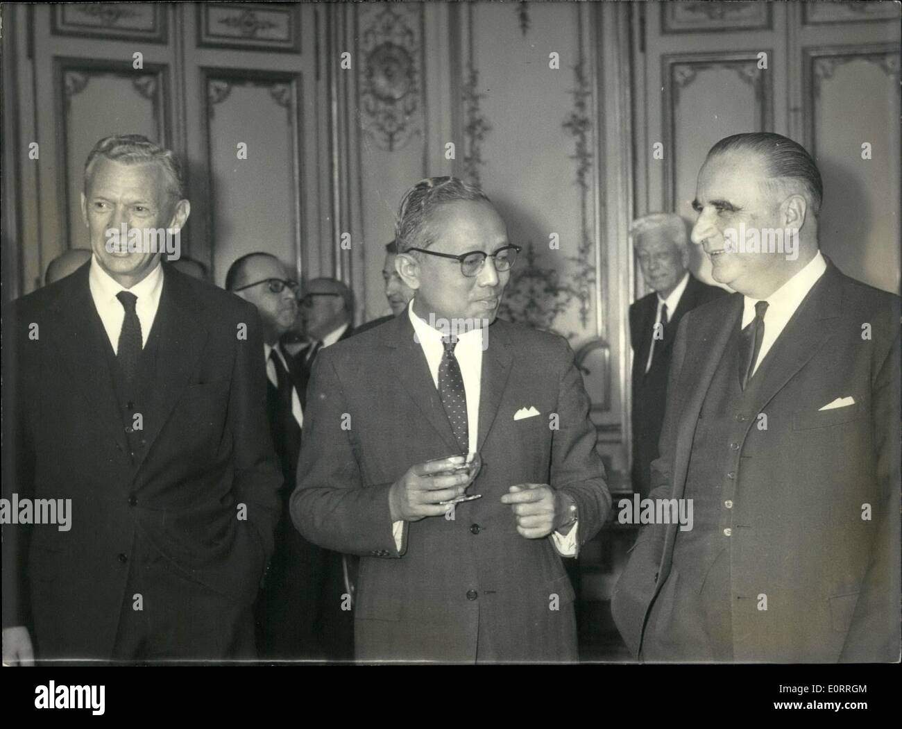 Mai 05, 1960 - M. Pompidou reçoit : Setary GÉNÉRALE DES NATIONS UNIES, M. U Thant', l'Organisation des Nations Unies pour l''Setary, arrivé yester Banque D'Images