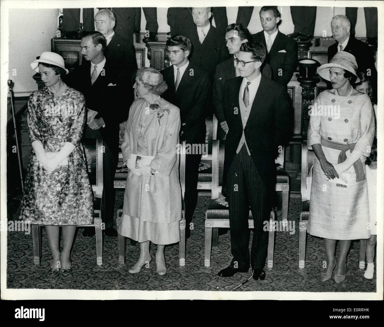 Mai 05, 1960 - Le Baptême du Prince Philippe - fils du Prince Albert et de la Princesse Paola - des Belges. Scène au cours de la cérémonie à l'église de St Jacques, Goudenberg, Bruxelles - du Prince Philippe le bébé fils du Prince Albert et de la Princesse Paola de Belgique. Regarder la cérémonie sont L-R :- la princesse Joséphine Charlotte, Reine Mère Elisabeth ; Le Roi Baudouin, La Princesse Liliane et la jeune princesse Esmeralada. Banque D'Images