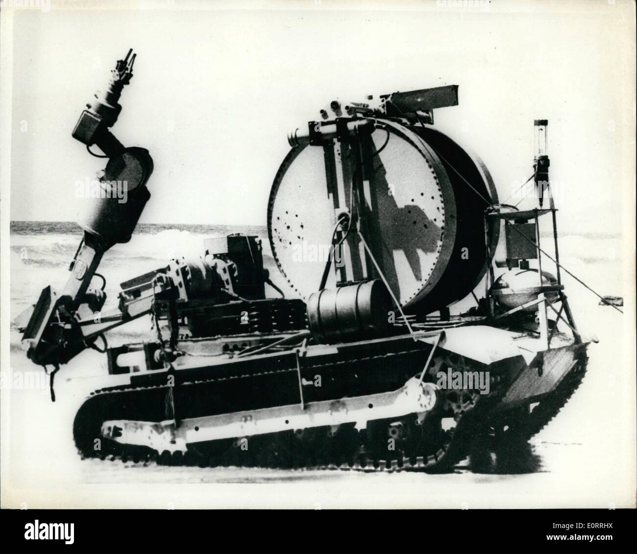 Mai 05, 1960 - U.S. Navy révèle nouvelle télécommande véhicule pour explorer le fond de l'océan. : Une télécommande unique véhicule sous-marin pour explorer et mener des études scientifiques de fond de l'océan pendant de longues périodes à de grandes profondeurs a été élaboré pour le Bureau de la recherche navale. Le nouveau véhicule a été démontré pour la presse de la rive de La Jolla, Californie, le 16 mai. 1960. Le véhicule est essentiellement un réservoir équipé d'un bras manipulateur de transmission long et part avec caméras de télévision sous-marine spécialement conçus qui servent comme les yeux de l'opérateur du véhicule sur la rive Banque D'Images