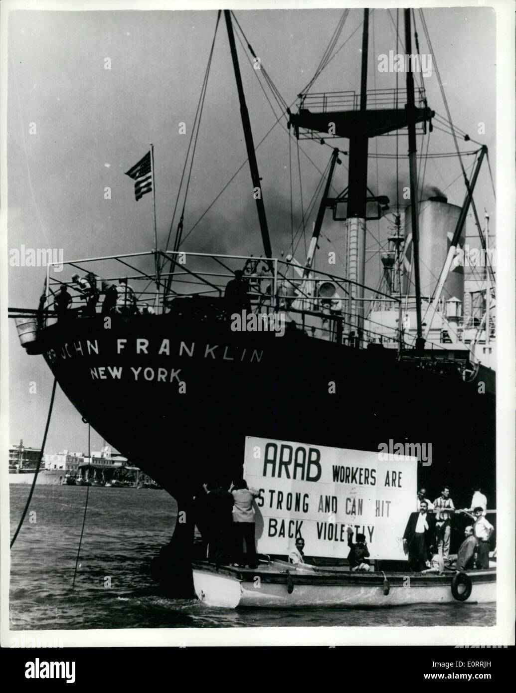 05 mai 1960 - Les travailleurs arabes, le piquetage démarrage navires américains. Les travailleurs de la République arabe unie d'aéroports et les quais, ont commencé à boycotter les avions américains et les navires en représailles pour le piquetage des navire U.A.R. Cleopatra - dans le port de New York par les dockers et les marins - et les syndicats arabes ont attaqué ce qui a été appelé ''Zionist-American conspiracy''. Instruction a été envoyé à 2008 agents et importateurs à l'étranger - pour leur demander de ne pas utiliser des navires américains pour leurs produits. affiches attaquant le boycott américain ont comparu à quai et les aéroports dans l'U.A.R Banque D'Images