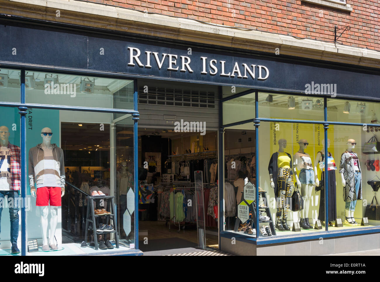 L'île de la rivière de chaîne de magasins de vêtements, England, UK Banque D'Images