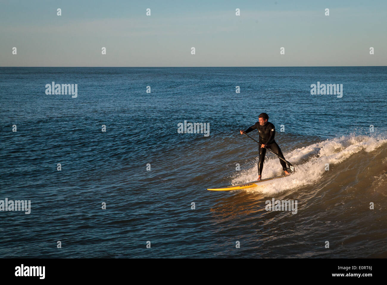 19 mai 2014 - Mar del Plata, Buenos Aires, Argentine - une pagaie boarder attrape une vague. Paddleboarding est un sport d'eau de surface dans laquelle les participants sont propulsés par d'une motion à l'aide de leurs bras en position couchée ou à genoux sur une planche de surf paddleboard ou dans l'océan. Un dérivé de paddleboarding est en Stand Up Paddle Surf et stand up paddleboarding. (Crédit Image : © Ryan Noble/Zuma sur le fil) Banque D'Images