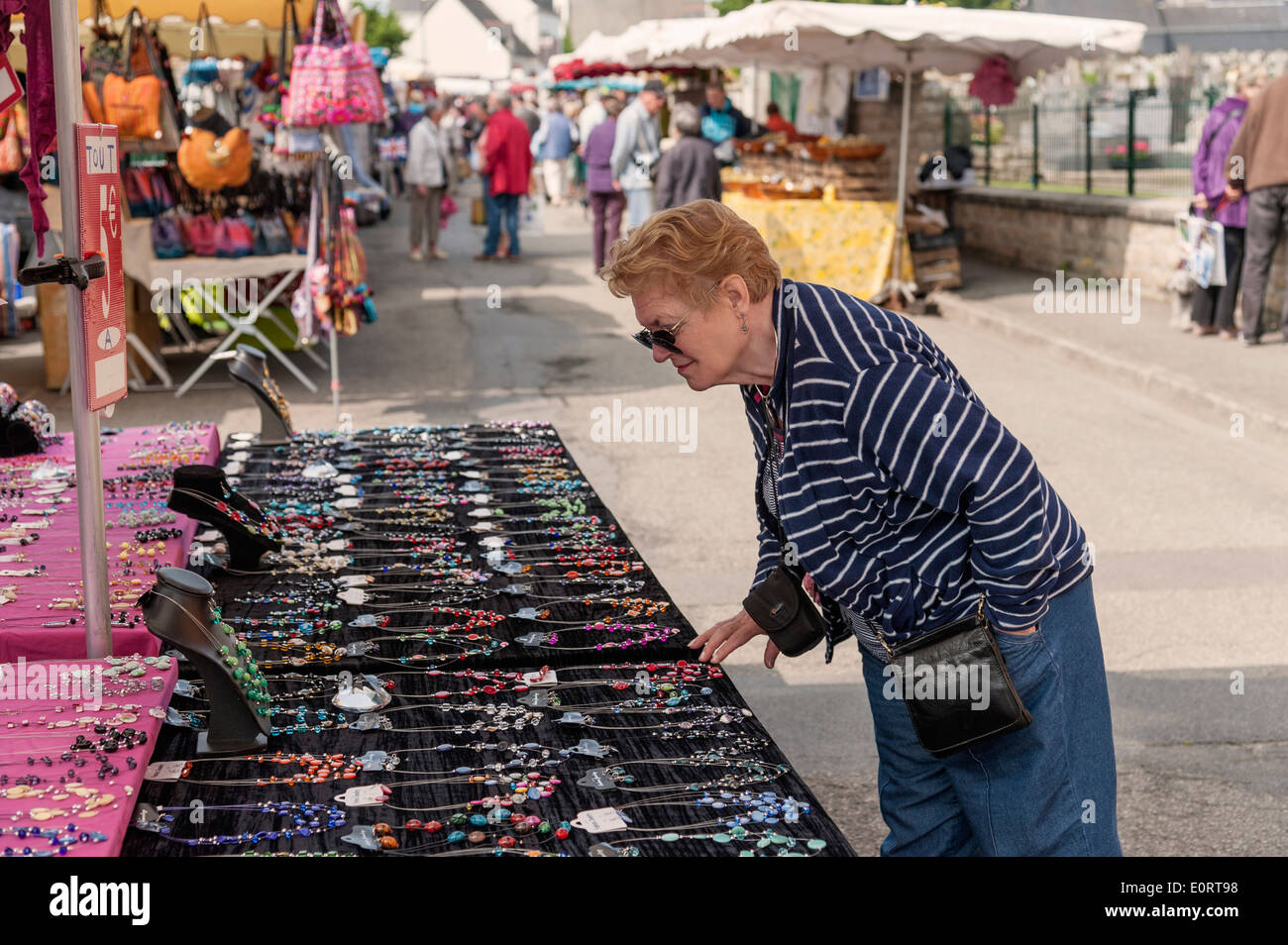 Senior woman shopping at a market stall, Bretagne, France, Europe Banque D'Images