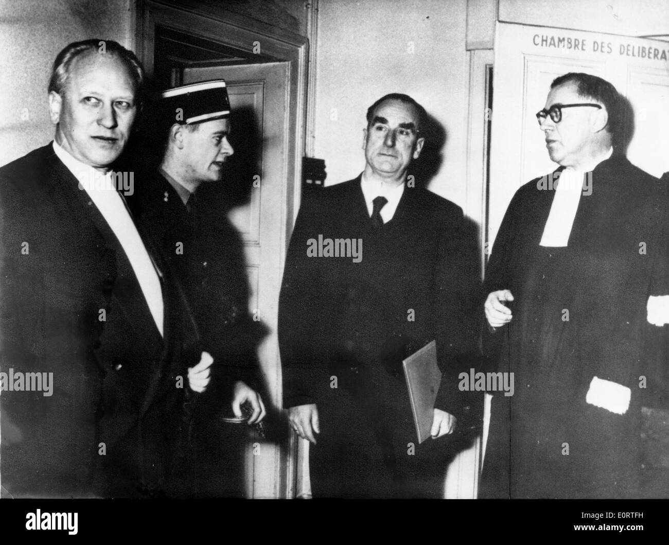 Robert Ernst avec d'autres personnes à l'hôtel Banque D'Images