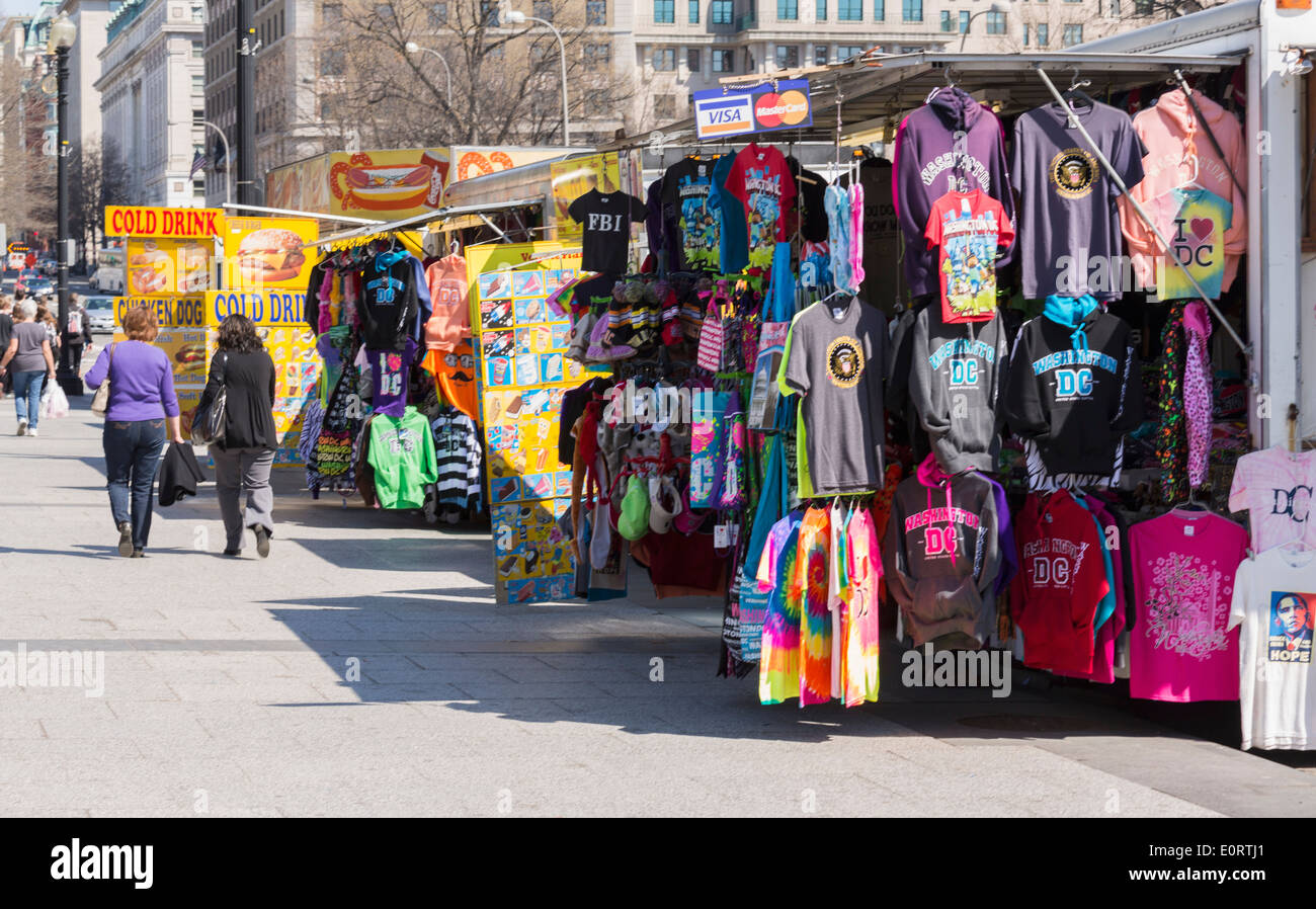 Vendeur de rue vendant des cadeaux souvenirs touristiques, Washington DC, USA Banque D'Images