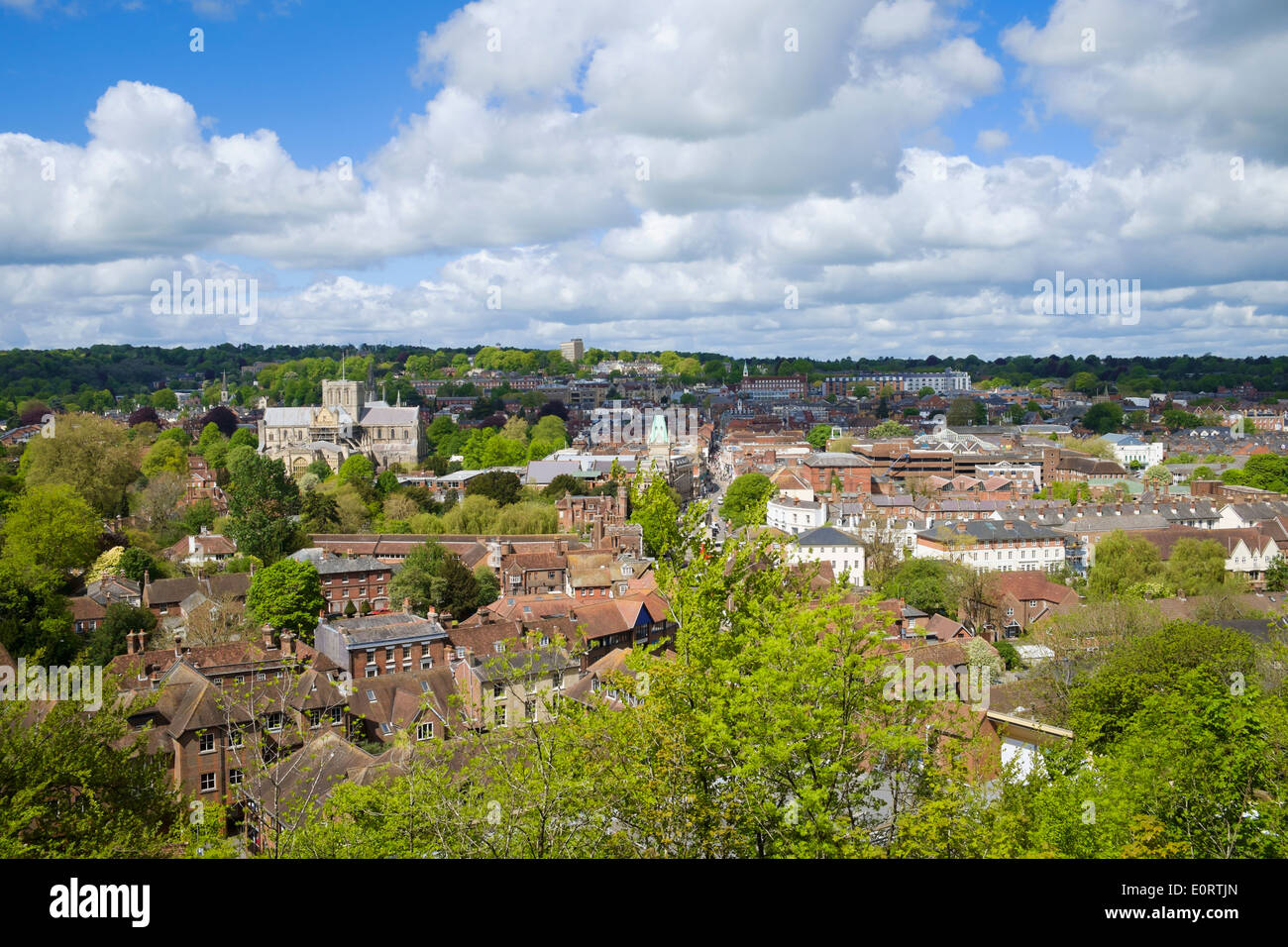 Winchester, Hampshire, England, UK - paysage urbain avec la cathédrale de Winchester Banque D'Images