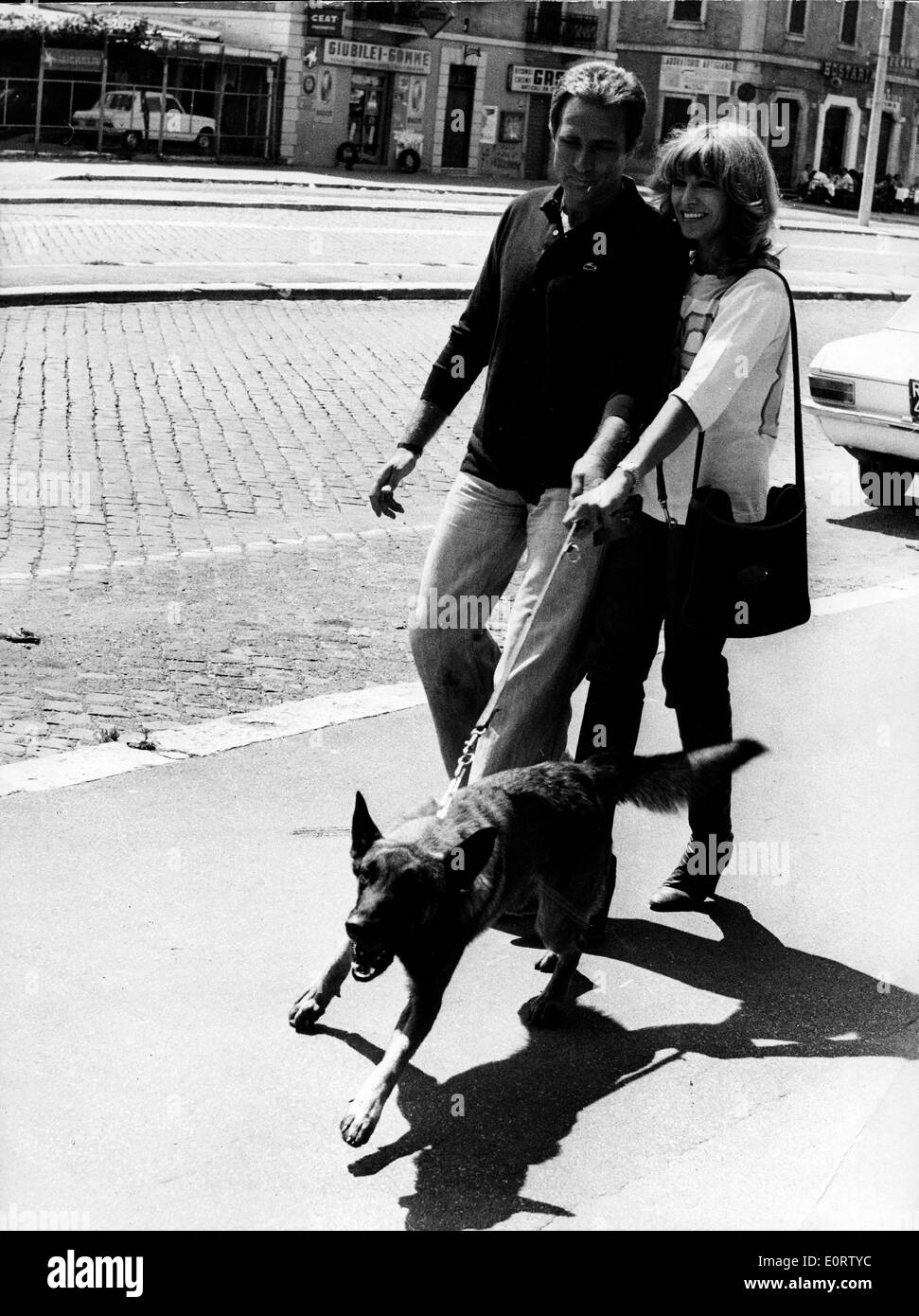 Actrice Nathalie Delon promenades chien avec une escorte Banque D'Images