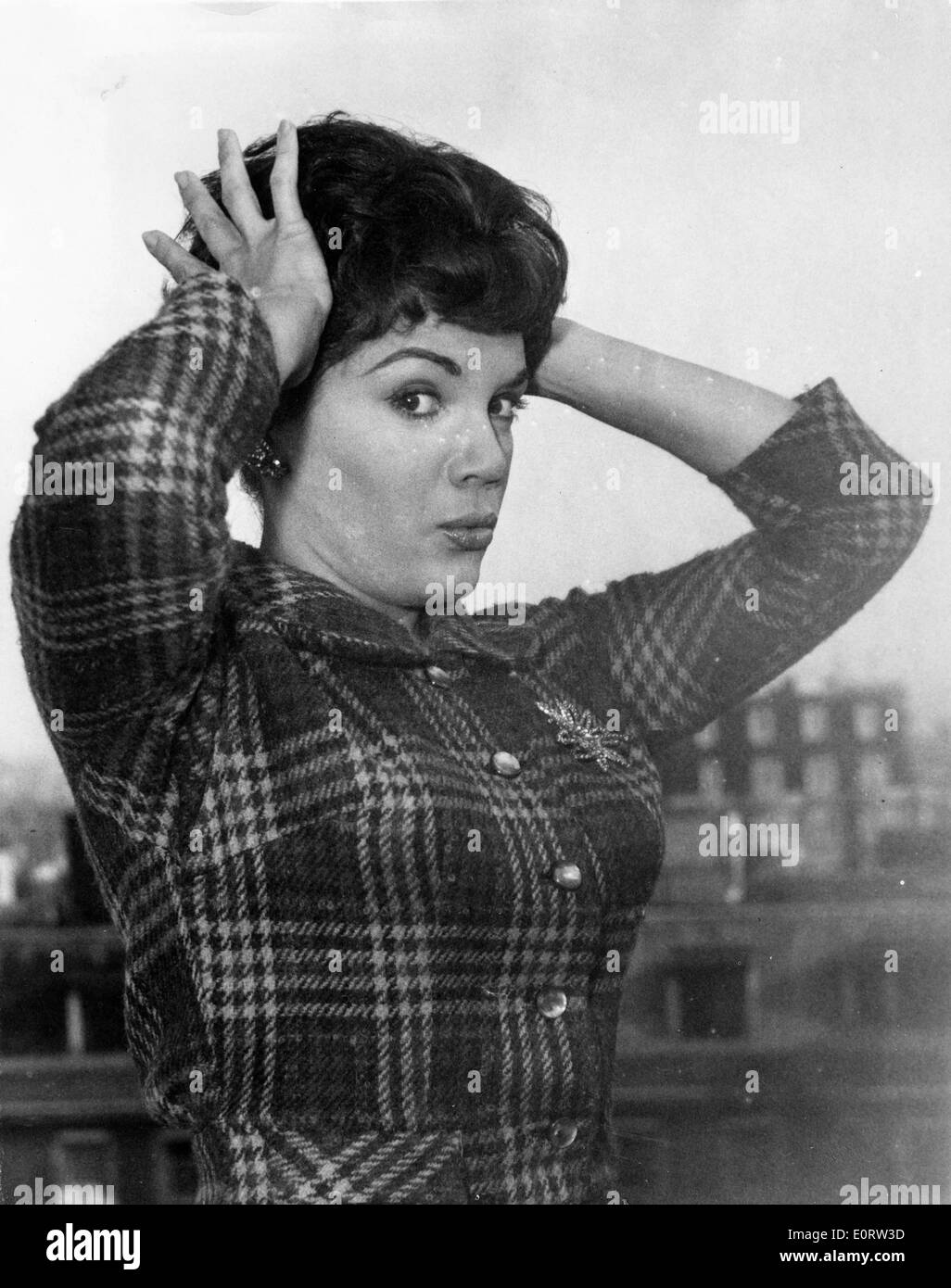 La chanteuse pop Connie Francis debout avec ses mains sur sa tête Banque D'Images