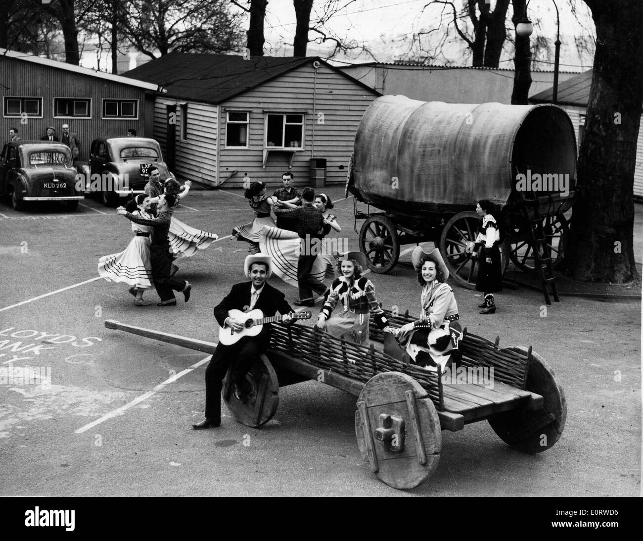 Tennessee Ernie à jouer de la guitare pendant que les autres dansent Banque D'Images