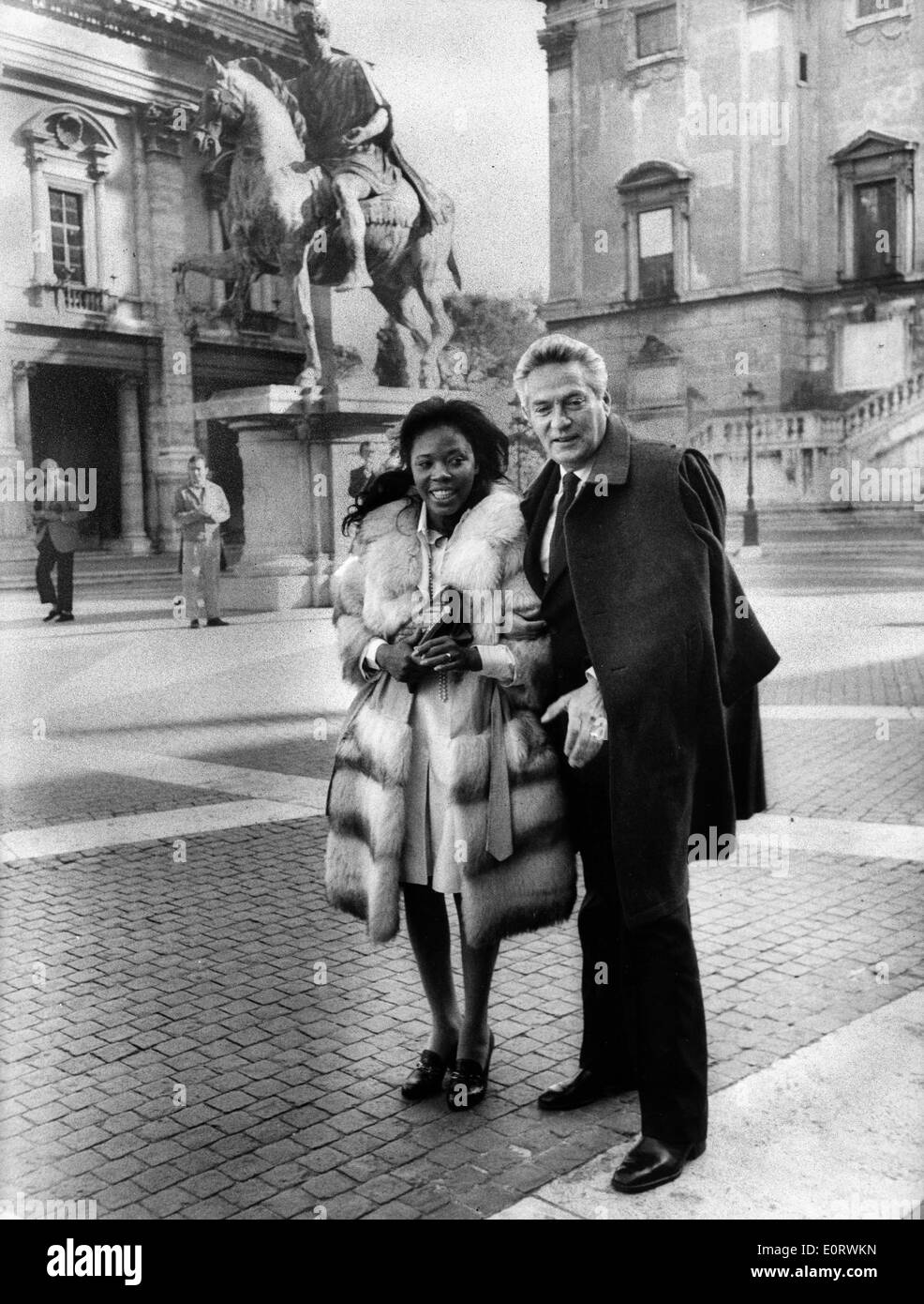 L'acteur Peter Finch vacances avec Eletha Barrett Banque D'Images