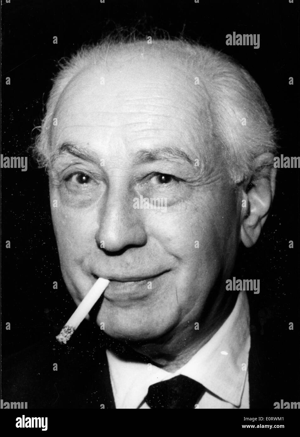 Réalisateur Abel Gance fume une cigarette Banque D'Images