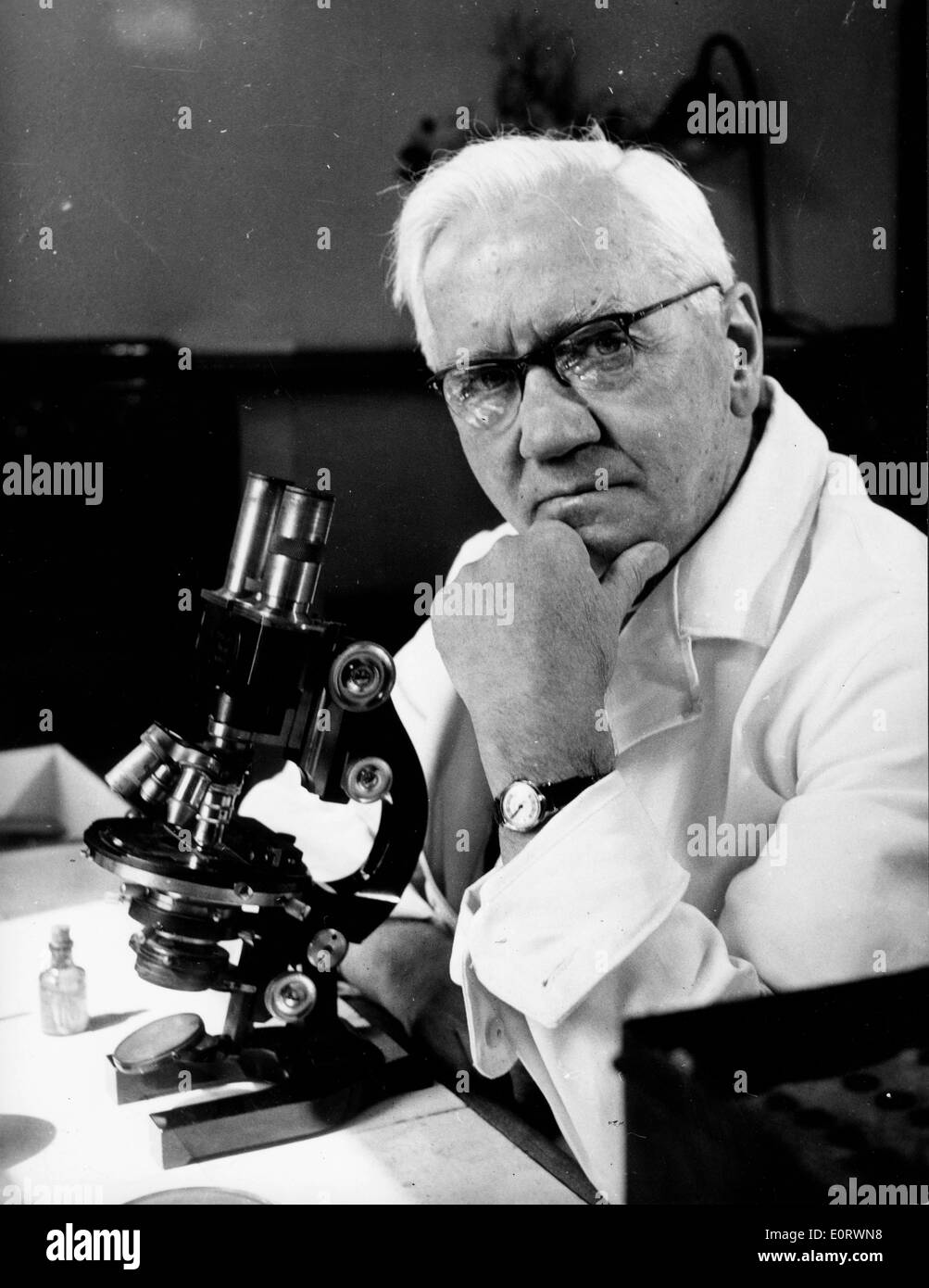Alexander Fleming biologiste travaille dans son laboratoire Banque D'Images