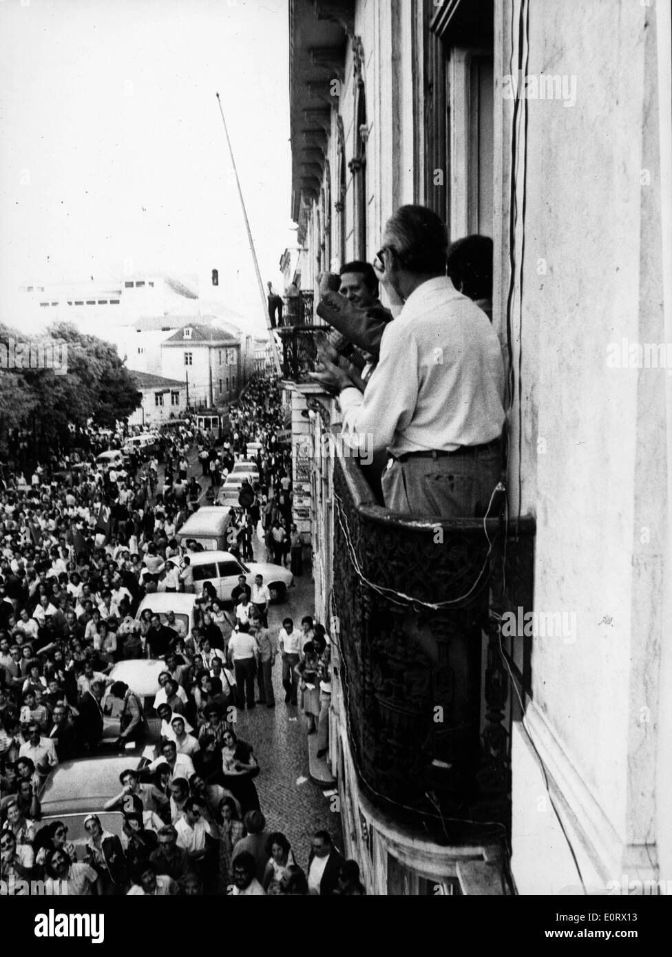 Le Président Mario Soares célèbre sur un balcon Banque D'Images