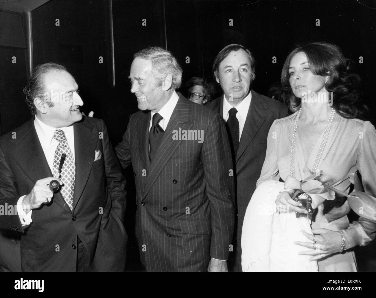 Acteur Henry Fonda avec des amis lors d'une fête Photo Stock - Alamy