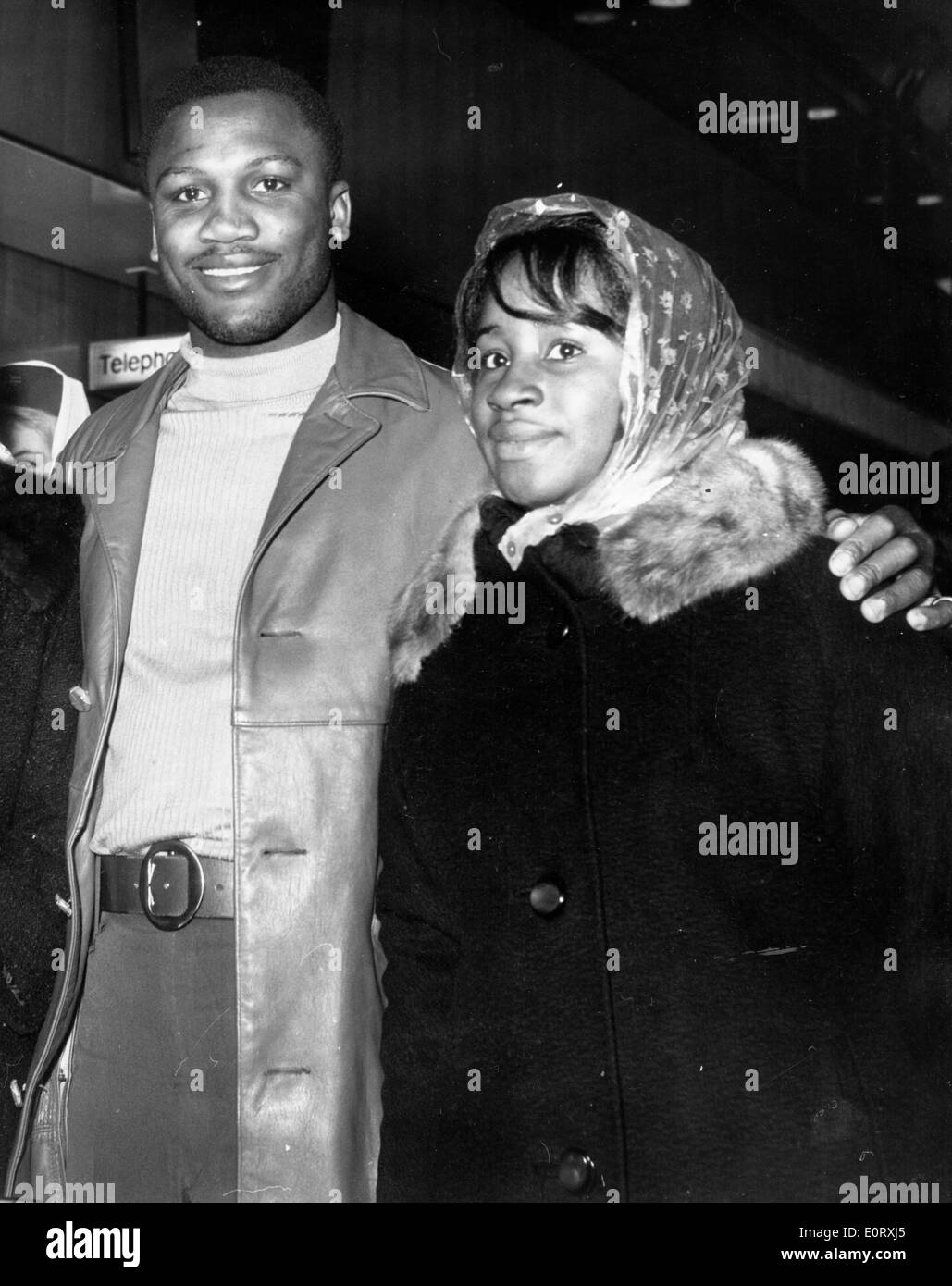 Boxer Smokin' Joe Frazier marcher avec son épouse Florence Banque D'Images