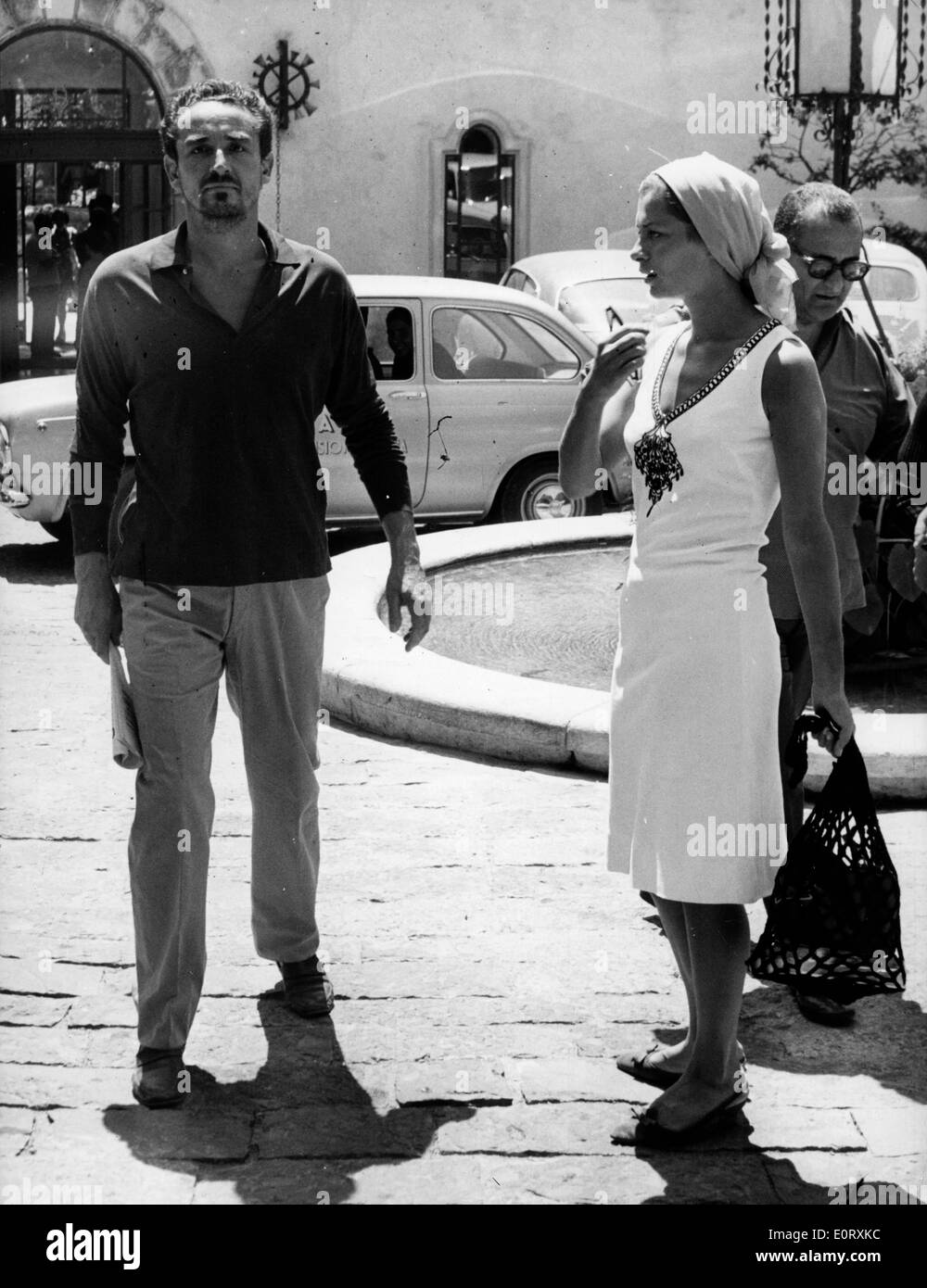 L'acteur et réalisateur, Vittorio Gassman promenades sur la rue avec un journal. Banque D'Images