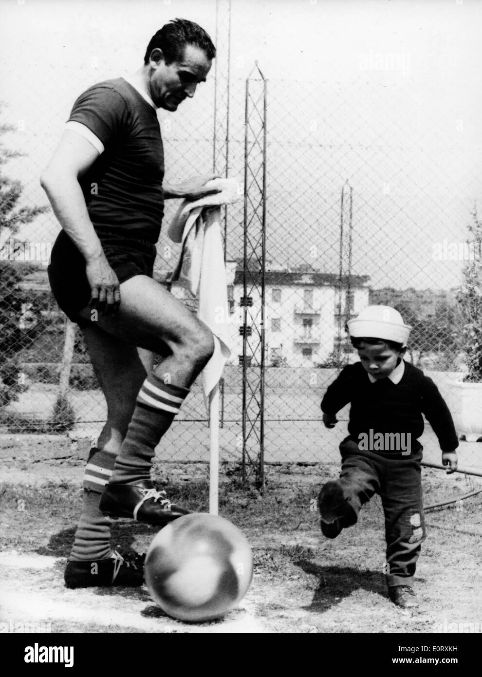 L'acteur et réalisateur, Vittorio Gassman lance une balle avec un enfant. Banque D'Images