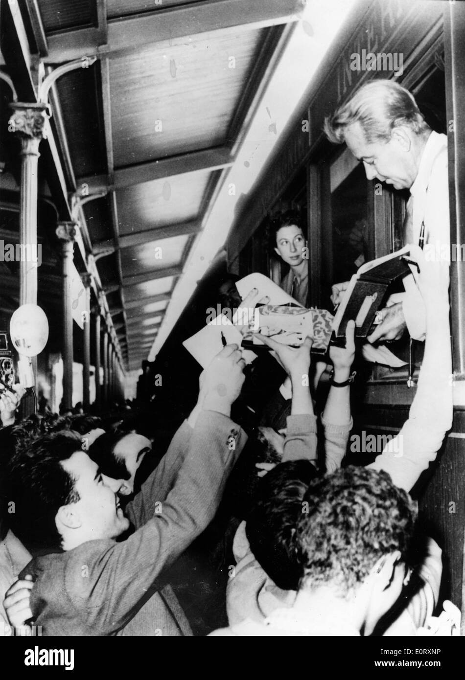 L'acteur Alan Ladd, signe des autographes pour les fans Banque D'Images