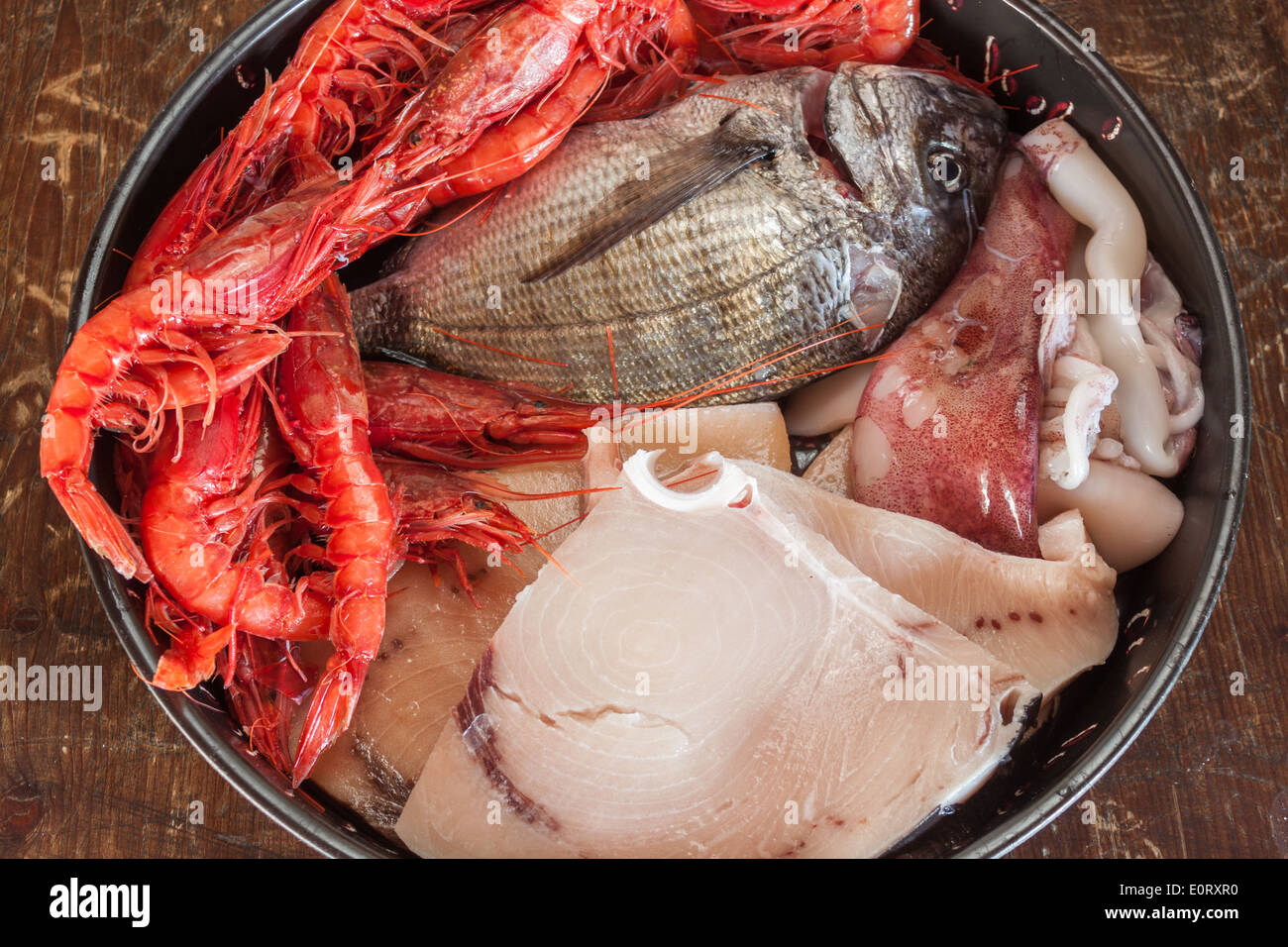 La préparation du poisson cru frais cuire préparés 'mer' daurade dorade crevettes personne n Banque D'Images