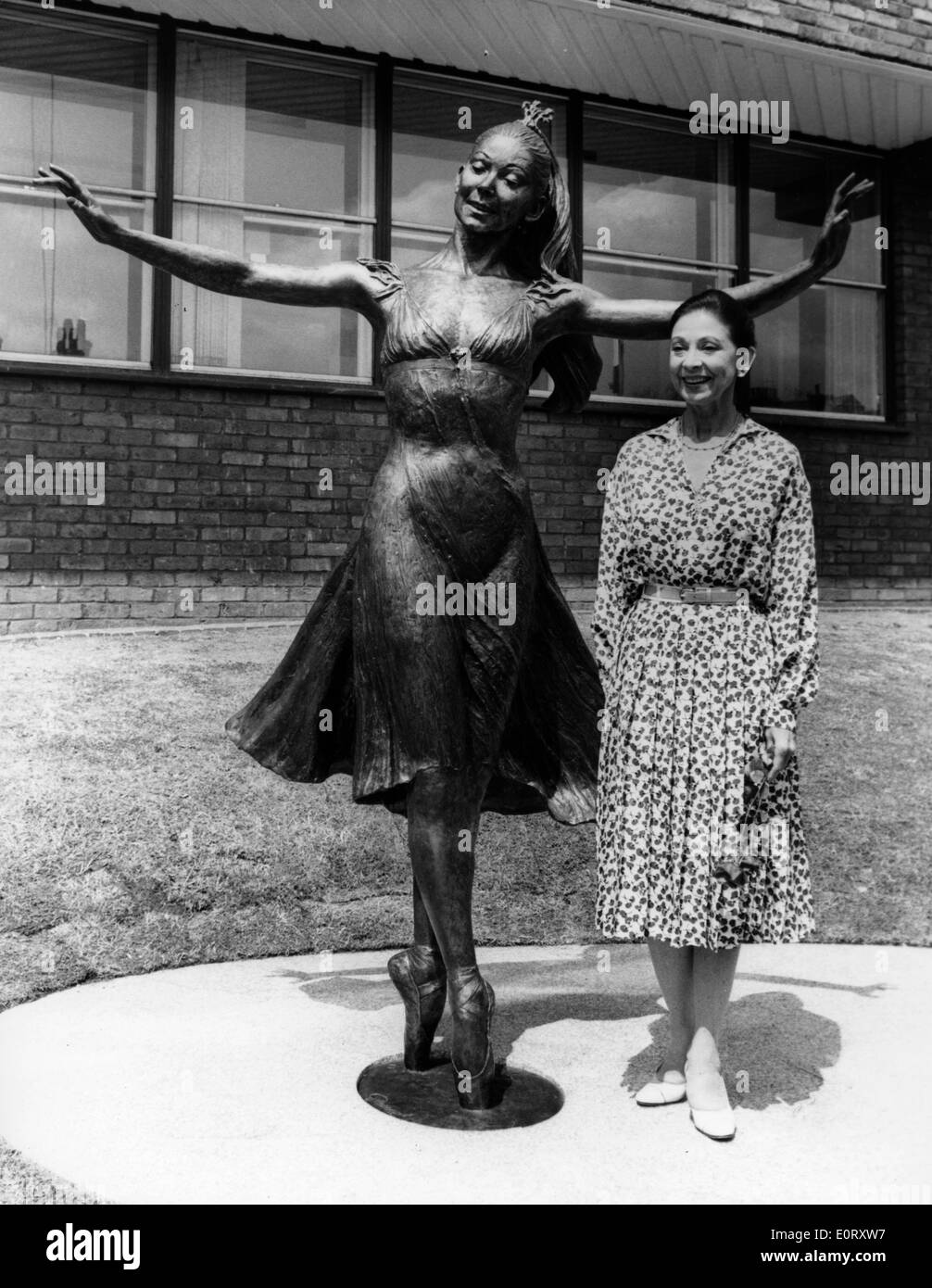 Prima Ballerina Margot Fonteyn avec sa statue Banque D'Images