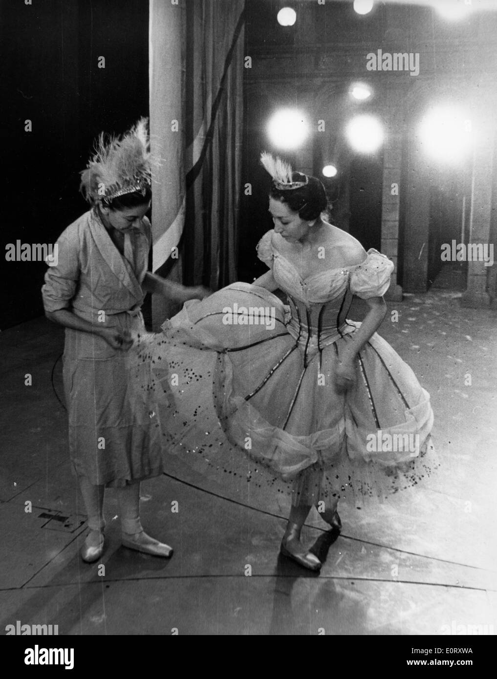Prima Ballerina Margot Fonteyn backstage avant le spectacle Banque D'Images