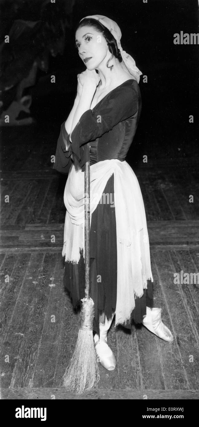 Prima Ballerina Margot Fonteyn danse sur scène Banque D'Images
