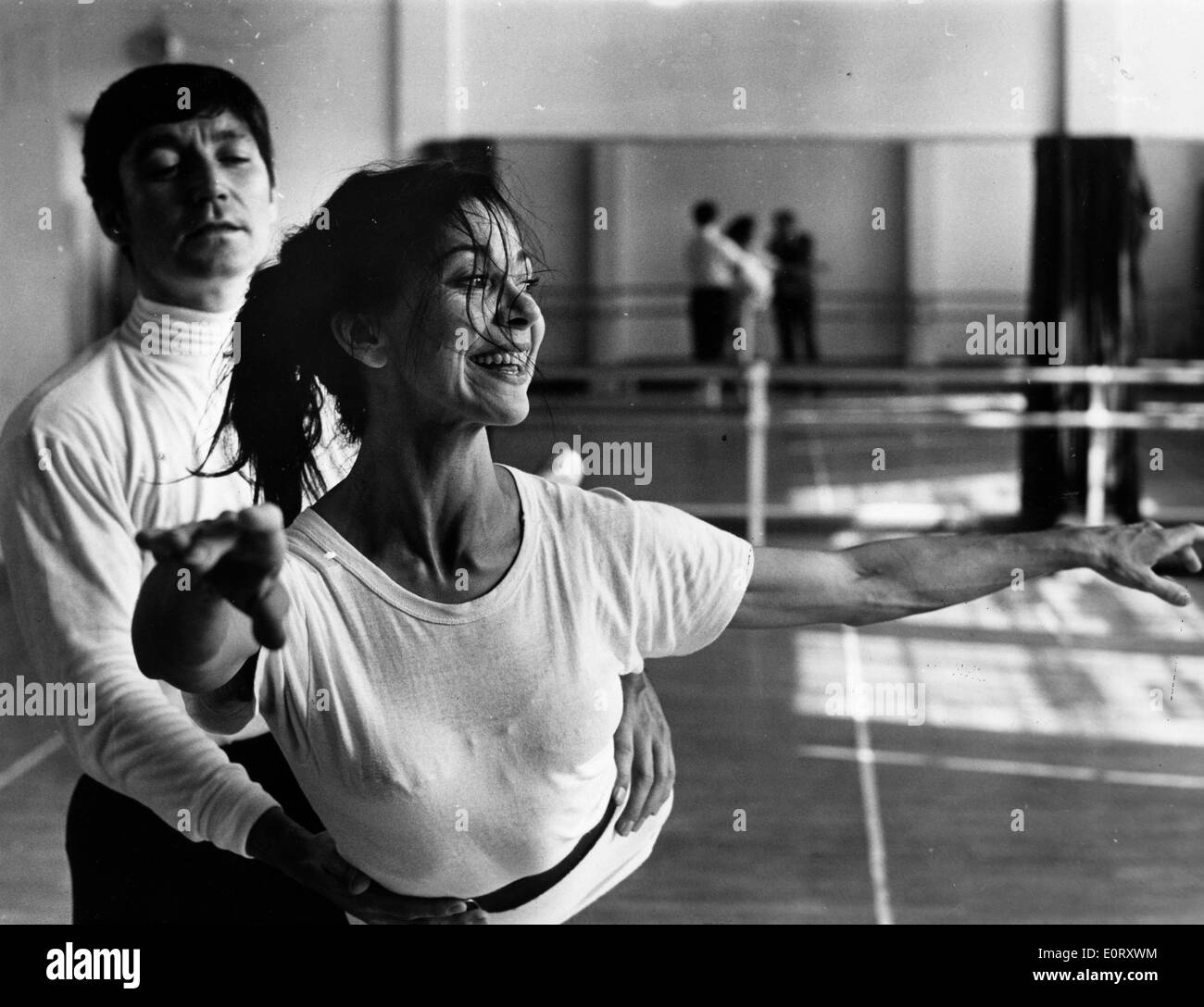 Prima Ballerina Margot Fonteyn en répétition avec partner Banque D'Images