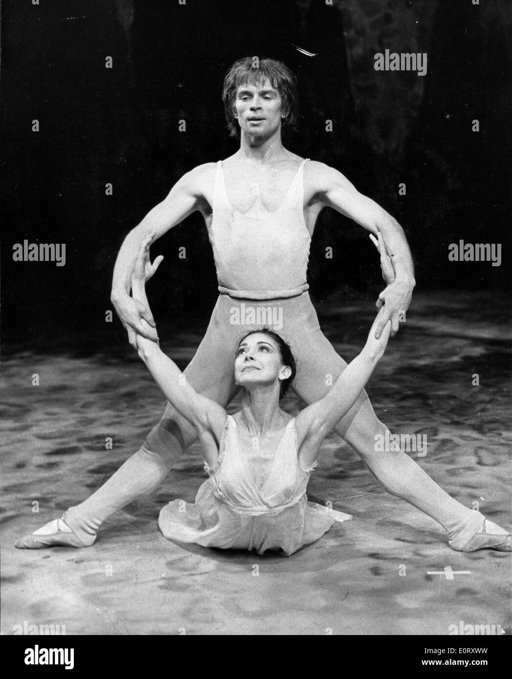 Danseurs Margot Fonteyn et Rudolf Noureev exécuter Banque D'Images