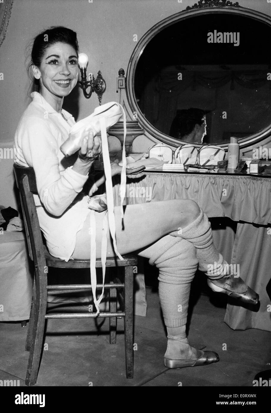 Prima Ballerina Margot Fonteyn dans sa loge Banque D'Images