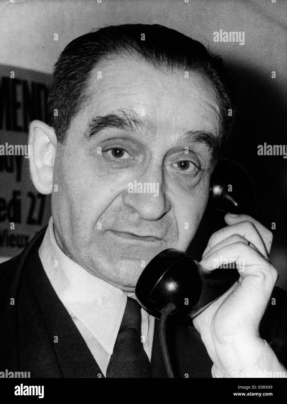 Homme politique français, PIERRE MENDESFRANCE utilise le téléphone