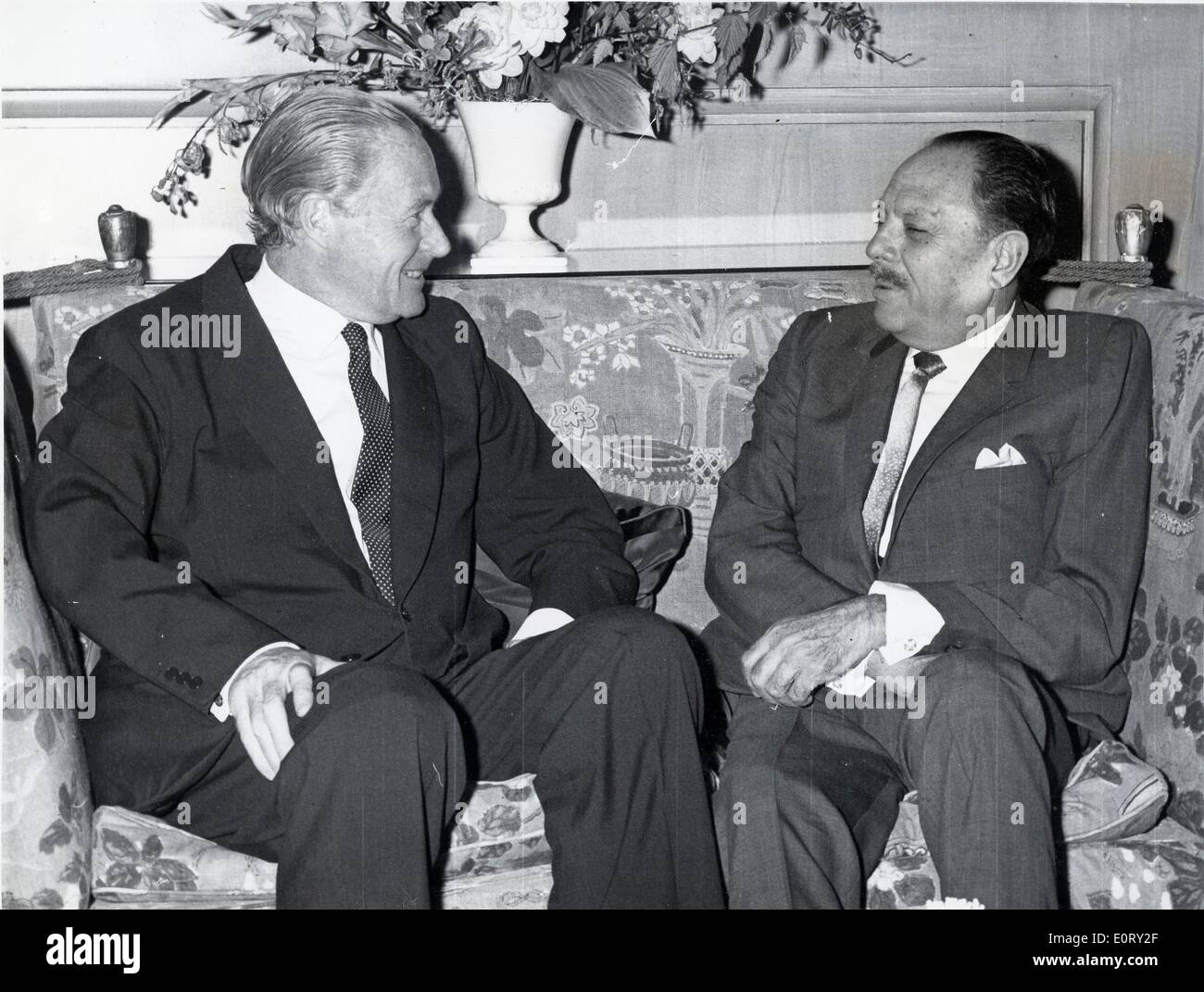 Président du Pakistan Ayub Khan est assis sur un canapé et parle. Banque D'Images