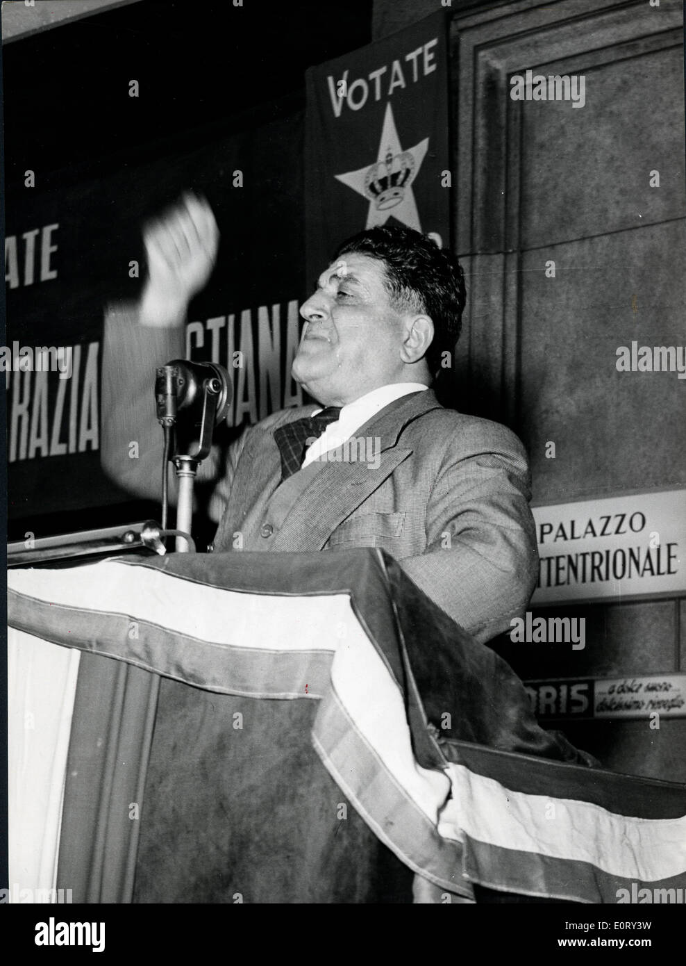 L'Italien leader syndical et homme politique communiste, Giuseppe Di Vittorio, donne un discours. Banque D'Images