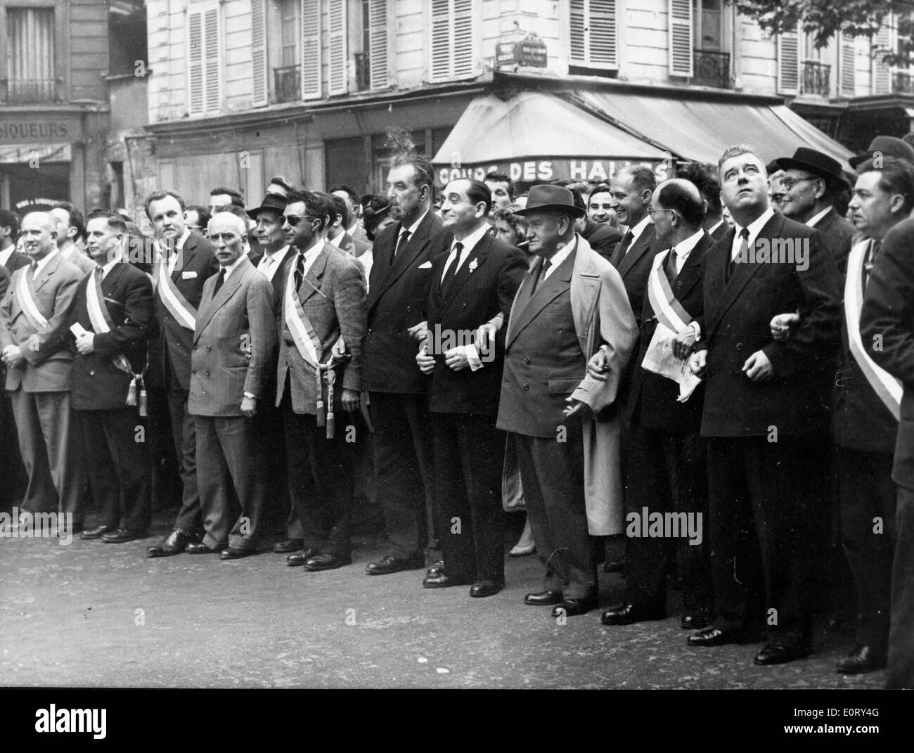 Homme politique français, PIERRE MENDES FRANCE, centre, se trouve dans la rangée avant la tenue des bras avec un groupe d'hommes. Banque D'Images