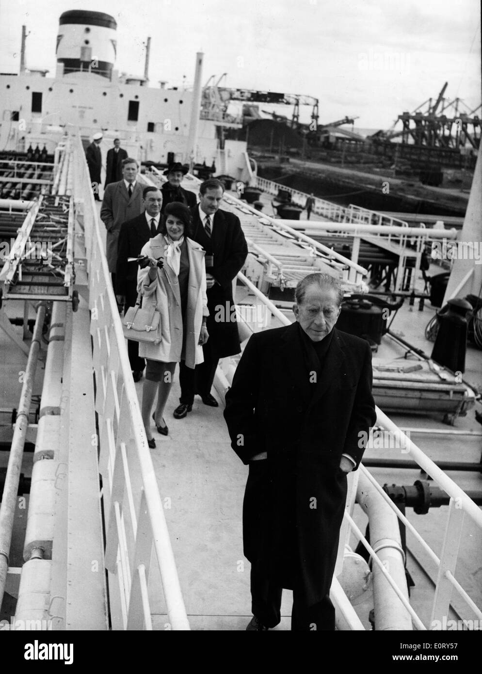 J. Paul Getty industriel arrive sur un bateau Banque D'Images
