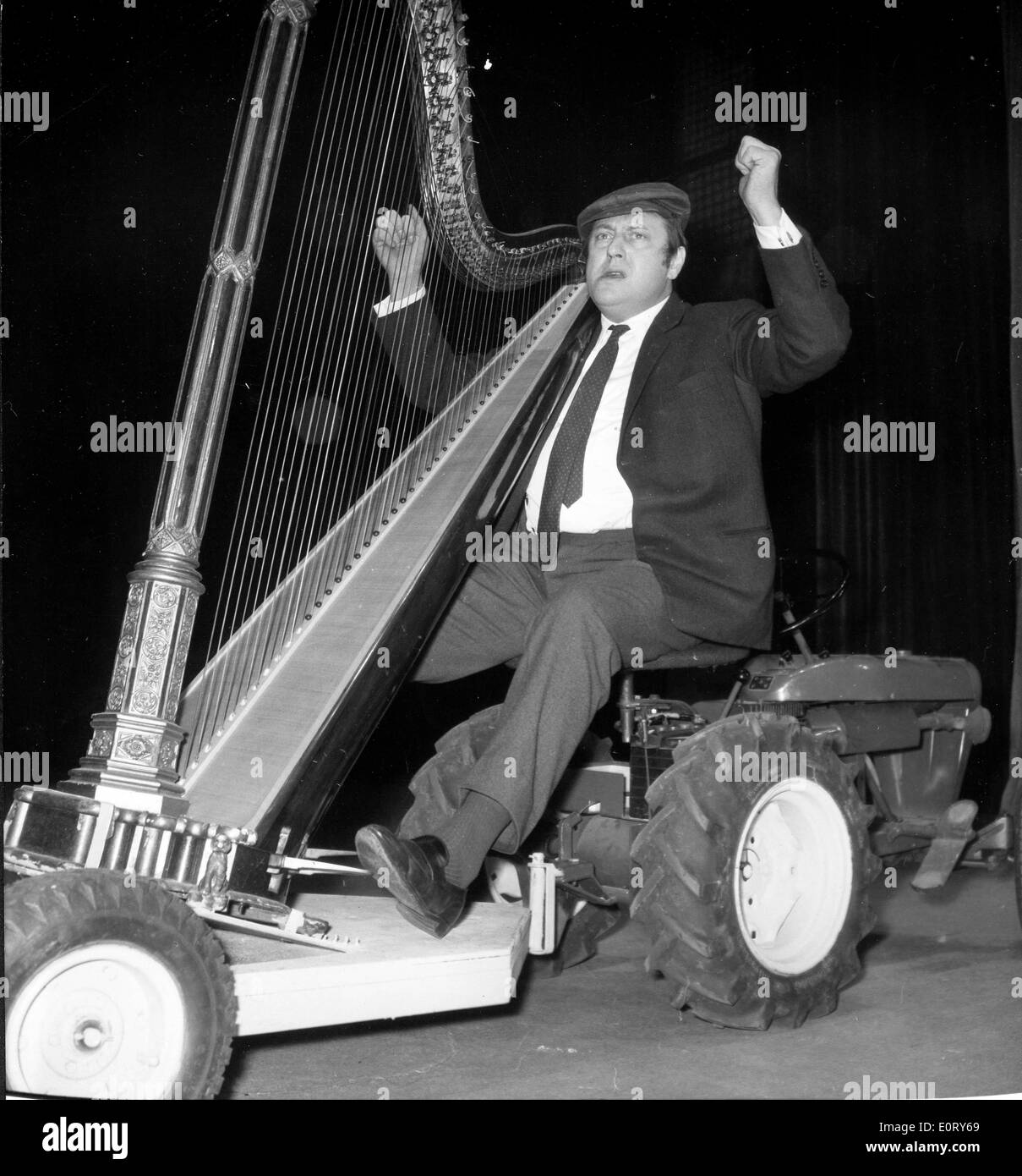 L'humoriste Raymond Devos conduit une harpe jouant du tracteur Banque D'Images
