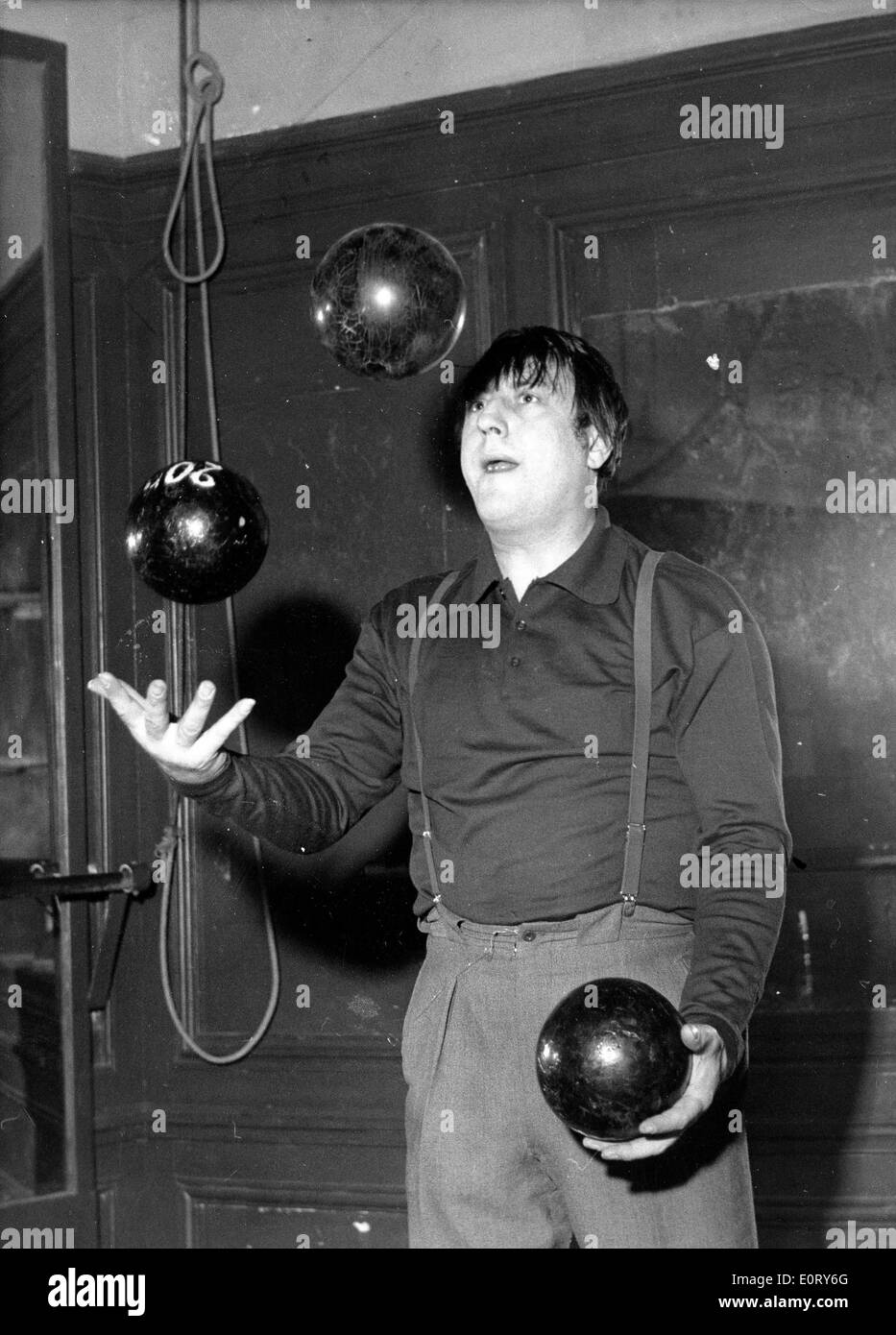 L'humoriste Raymond Devos jongle avec haltères Banque D'Images